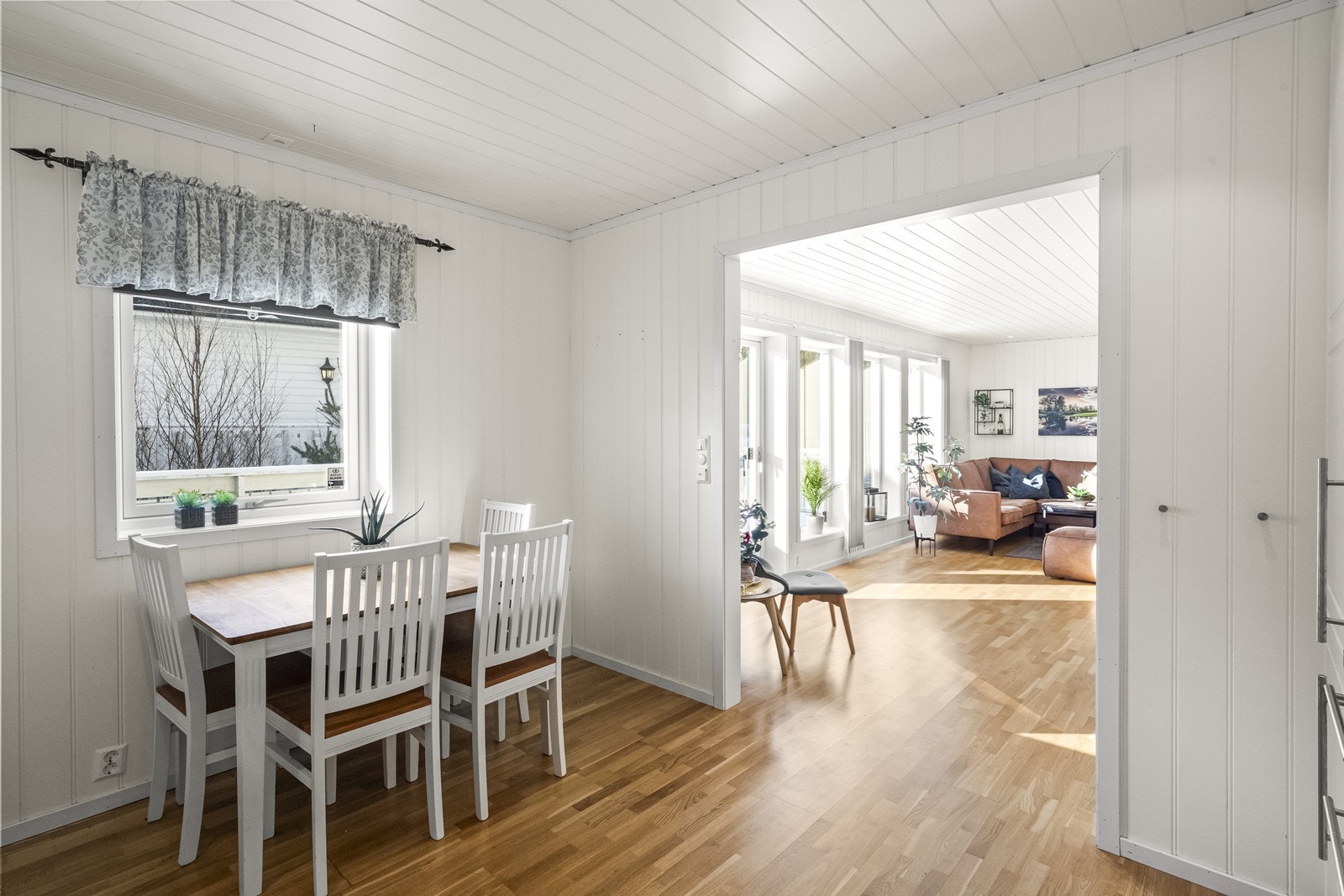 Store vindusflater gir rikelig med naturlig lys inn i rommet. Galleribilde