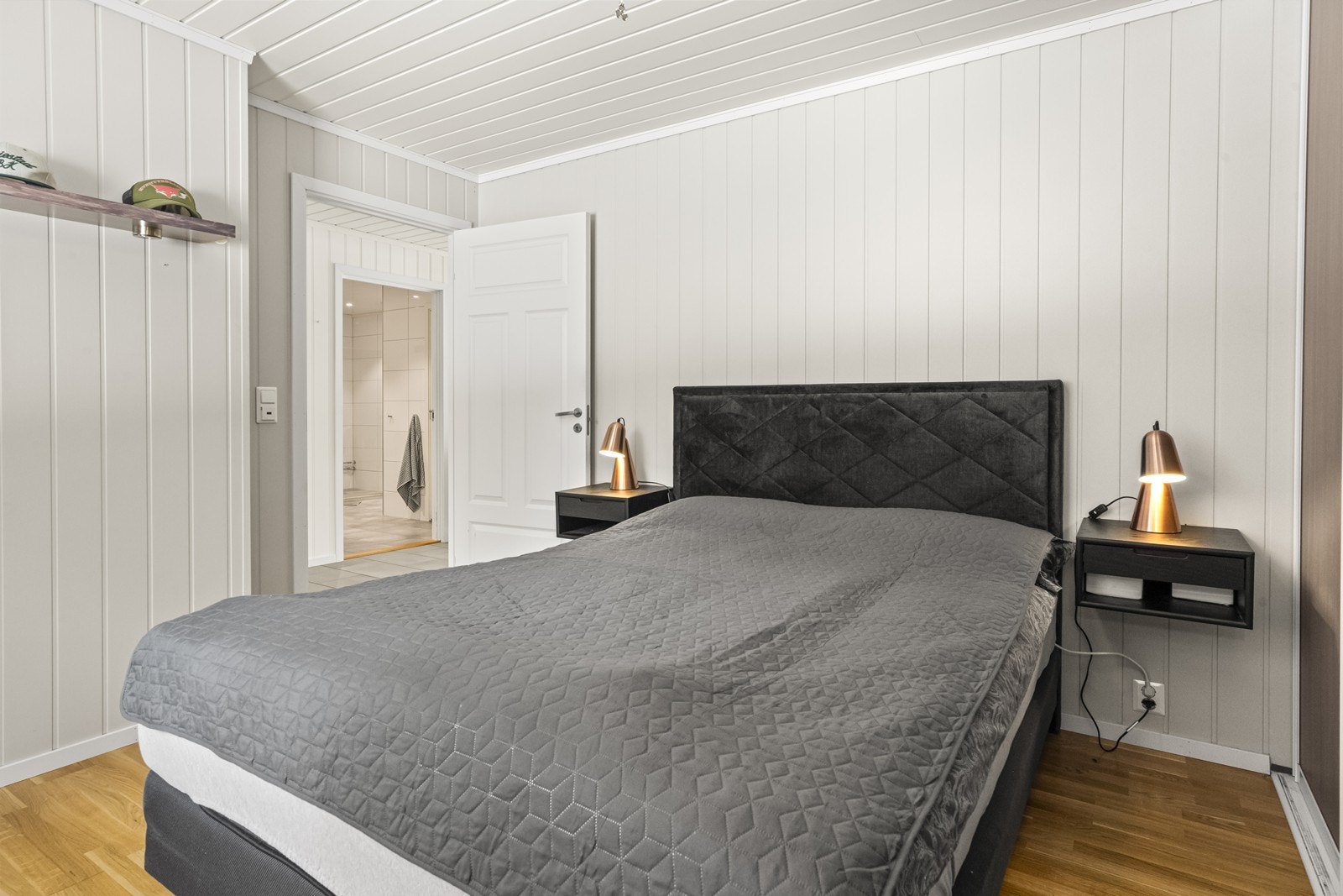 Parkettgulv og malte panelvegger gir et tidløst uttrykk. Galleribilde