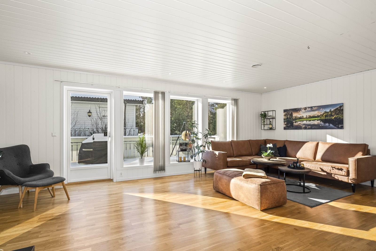 Utgang til veranda gir enkel tilgang til uteområdet fra stuen. Galleribilde