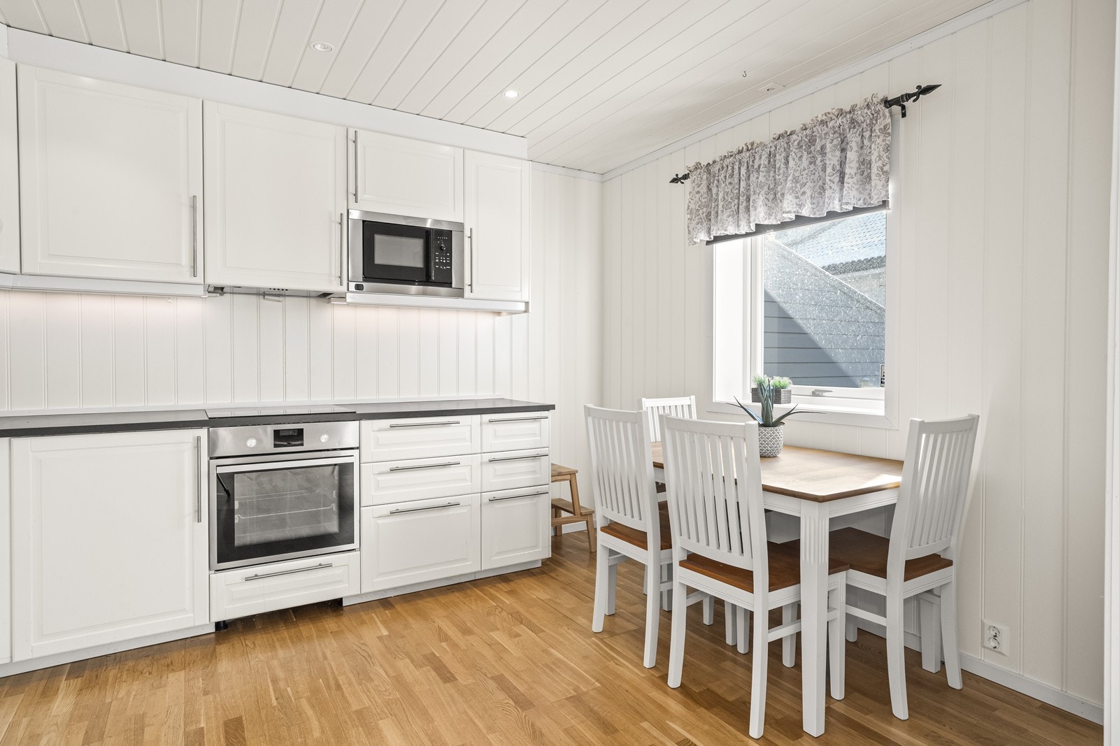 Plass til spisebord ved vinduet gir naturlig lysinnslipp og en hyggelig spiseplass. Galleribilde