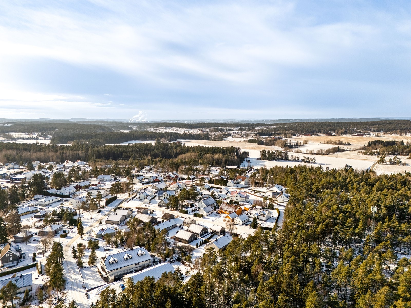 Landskapet rundt eiendommen inkluderer både skog og åpne jorder. Galleribilde
