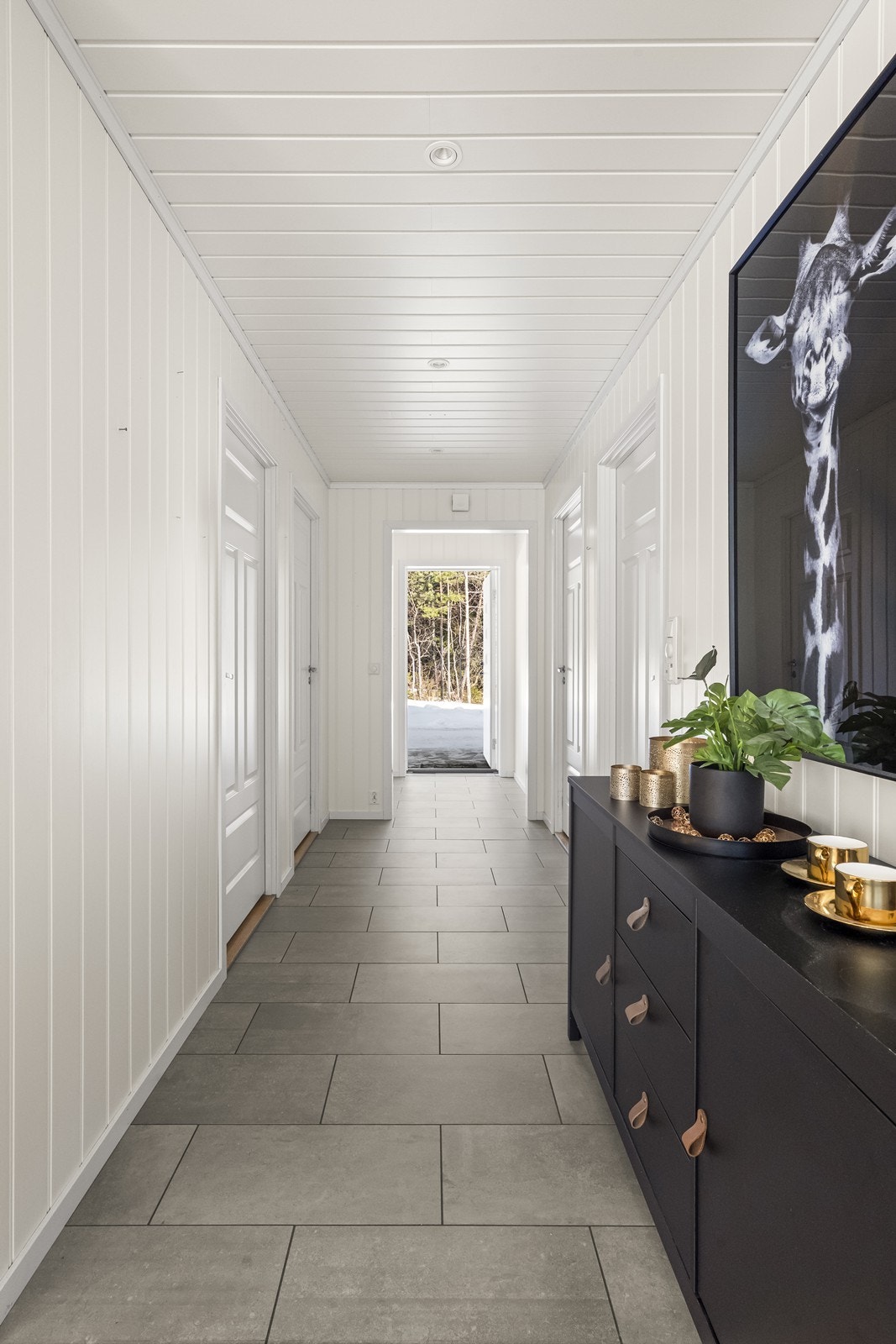 Flislagt gulv i entréen gir et praktisk og lettstelt inngangsparti. Galleribilde