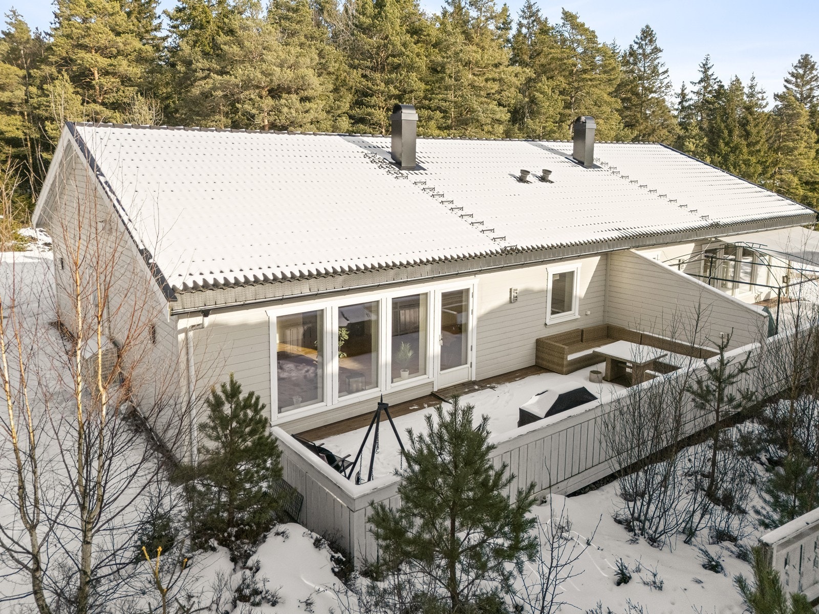 Verandaen er oppført i trekonstruksjoner med utgang fra stuen. Galleribilde