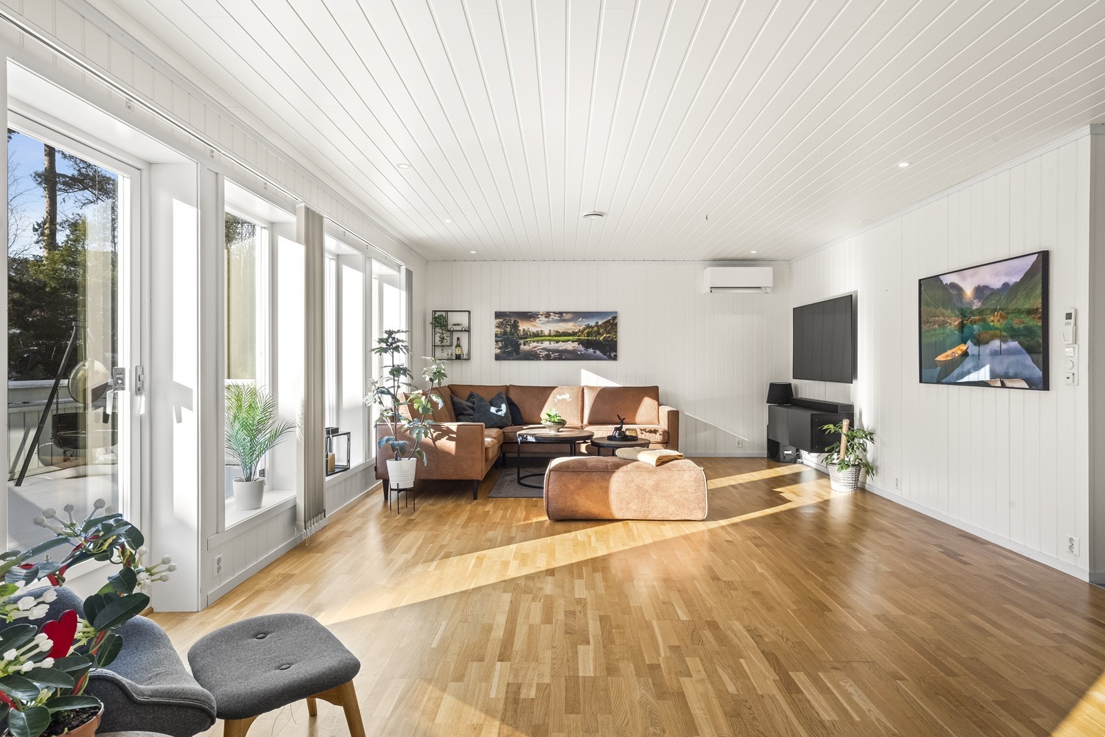 Store vindusflater gir rikelig med naturlig lys og utsyn mot uteområdet. Galleribilde