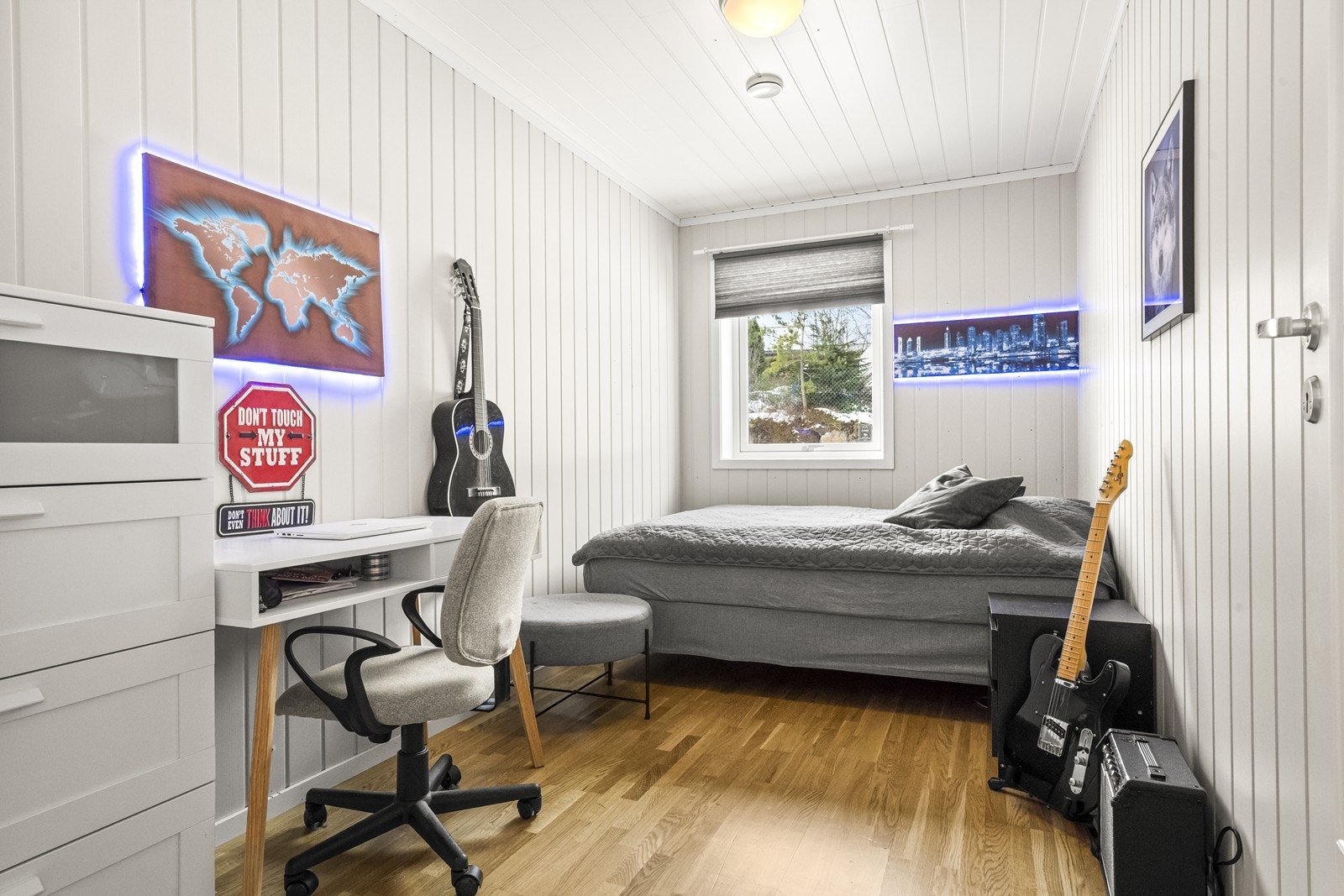 Plass til skrivebord og seng gir fleksibel rombruk (rommet er ikke godkjent for varig opphold) Galleribilde