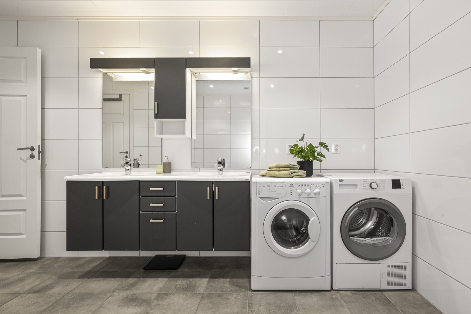 Flislagte vegger og gulv med elektriske varmekabler gir en praktisk løsning på badet. Galleribilde