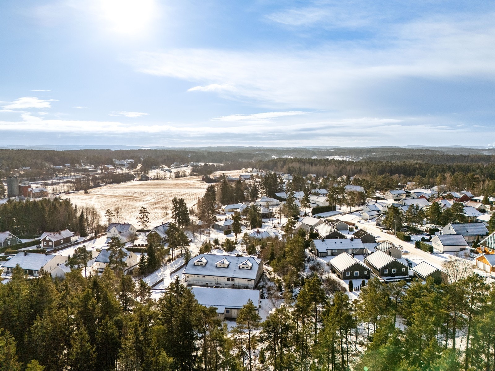 Boligområdet er omgitt av frodige skogsområder og åpne landskap. Galleribilde