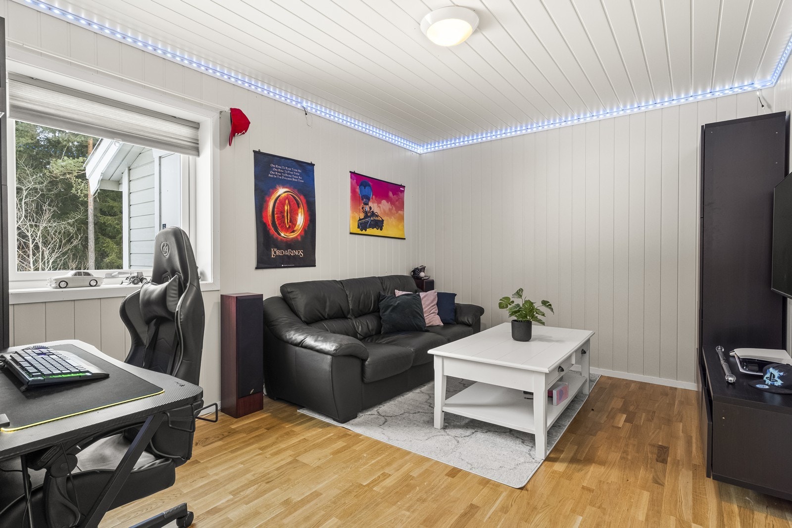 Rommet har parkettgulv og malte mdf-plater på veggene. Galleribilde