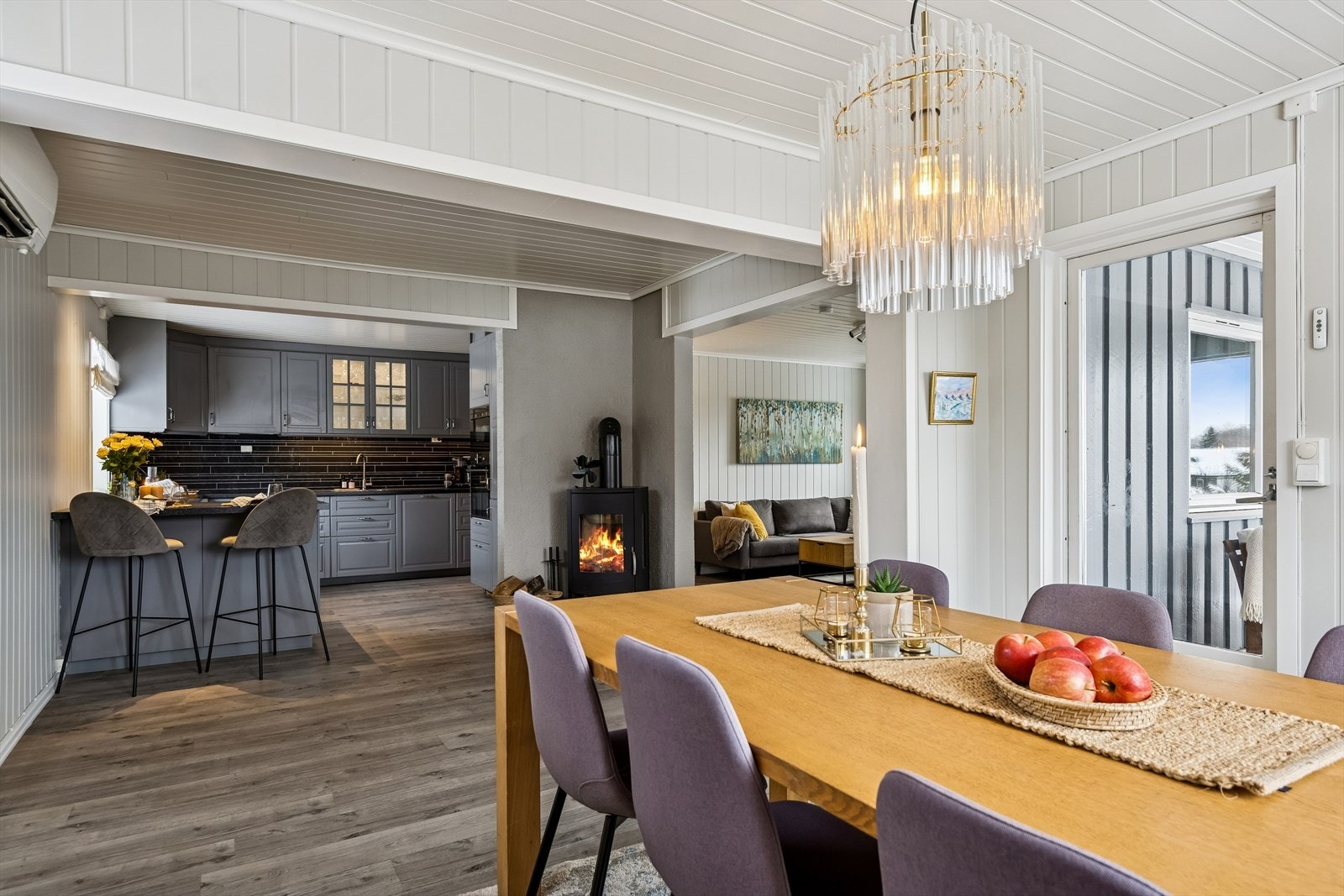 Kjøkkenet i første etasje ble modernisert i 2019 og integreres sømløst med spisestuen og stuen. Galleribilde