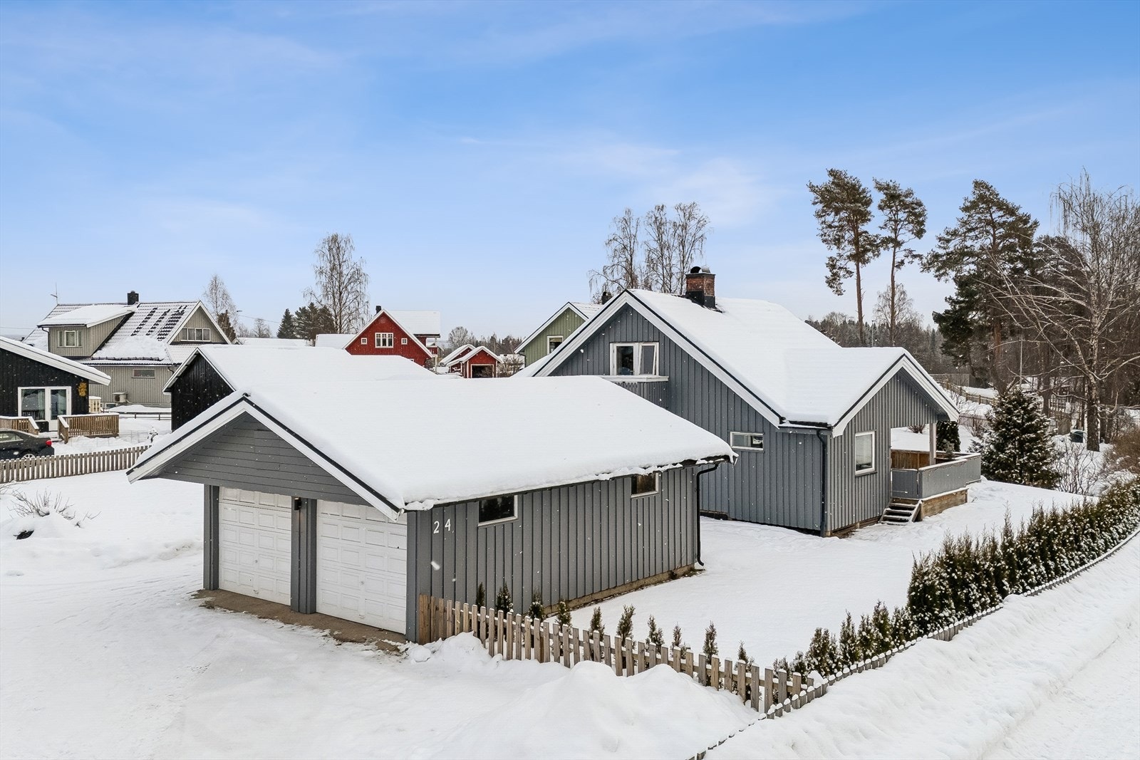 Eneboligen fra 1937 ble tilbygget i 1988, og er betydelig påkostet de senere år. I tillegg er det oppført en dobbeltgarasje på 45 m2 i 1992. Galleribilde