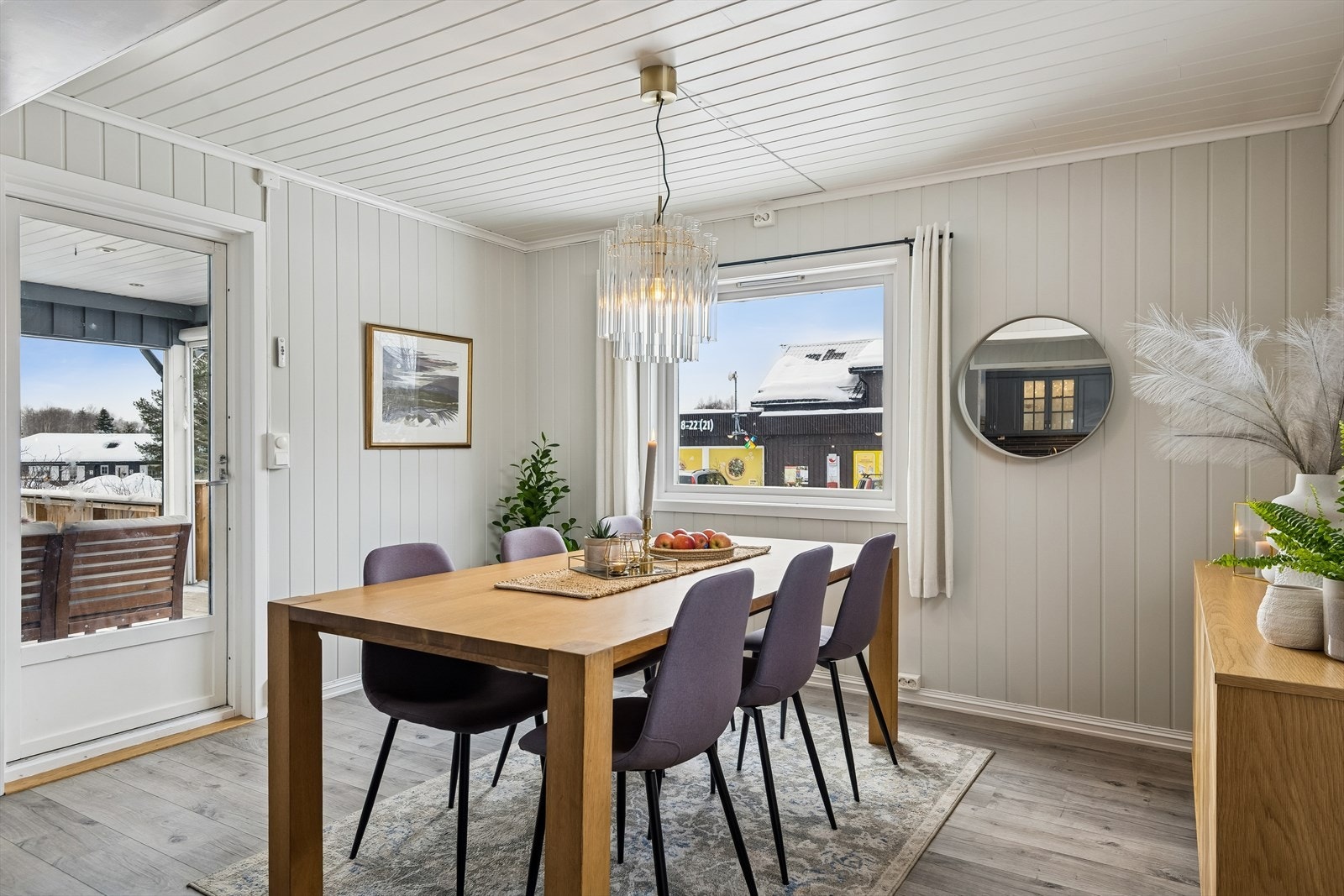 Fra spisestuen er det direkte utgang til den store og delvis overbygde terrassen Galleribilde