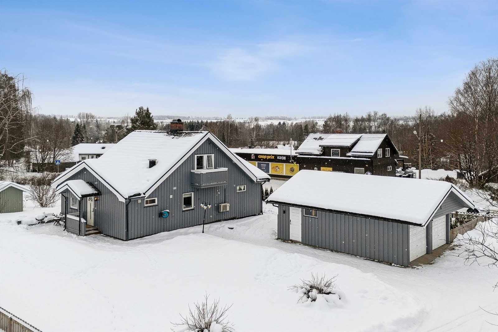 Sentral beliggenhet i Ilseng med dagligvareforretning og busstopp i umiddelbar nærhet. Galleribilde