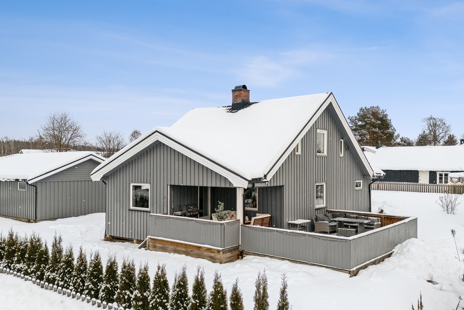 Velkommen til Gamlevegen 24! En velholdt enebolig med dobbeltgarasje sentralt i Ilseng. Foto: Efkt v/Jonas Hasselgren. Galleribilde