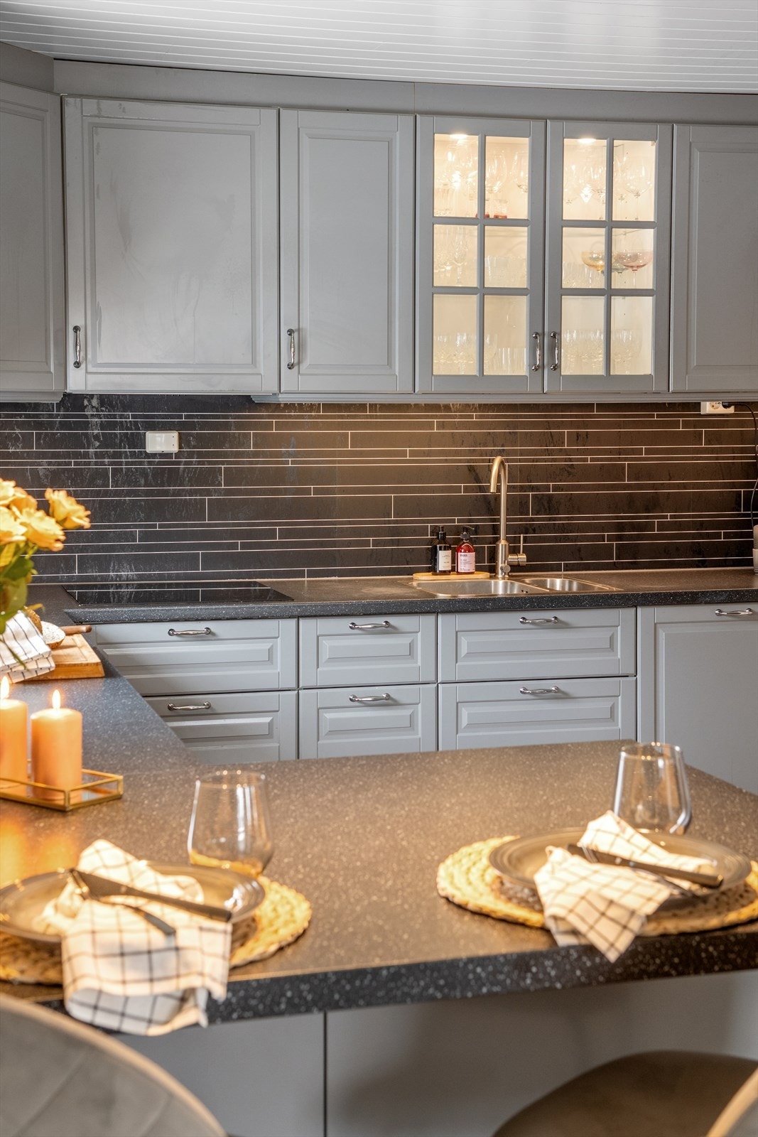 Hyggelig frokostplass på kjøkkenet, eller en fin lekseplass for barna mens de voksne forbereder middagen. Galleribilde