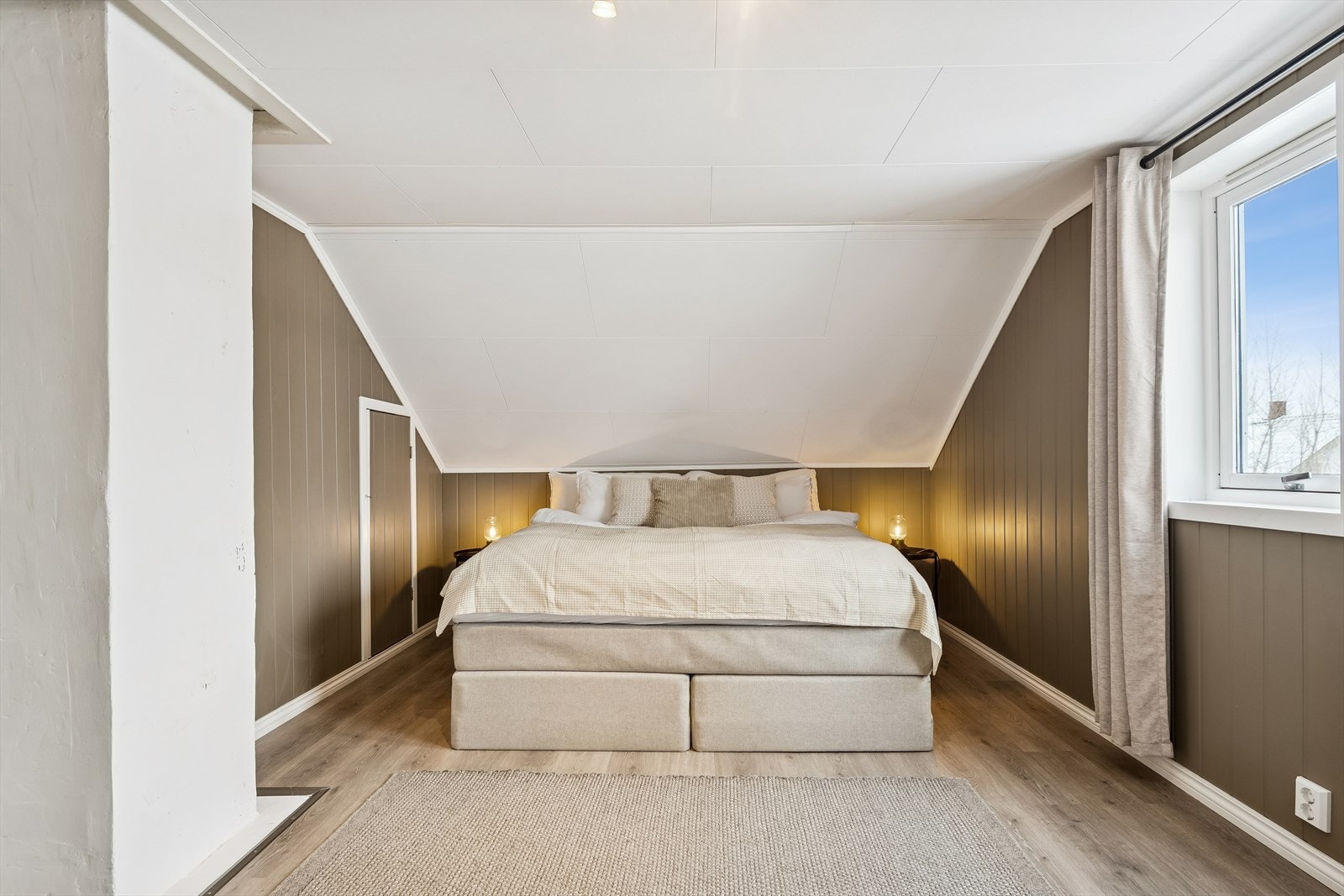 Et romslig soverom med adkomst til kott i knevegg Galleribilde