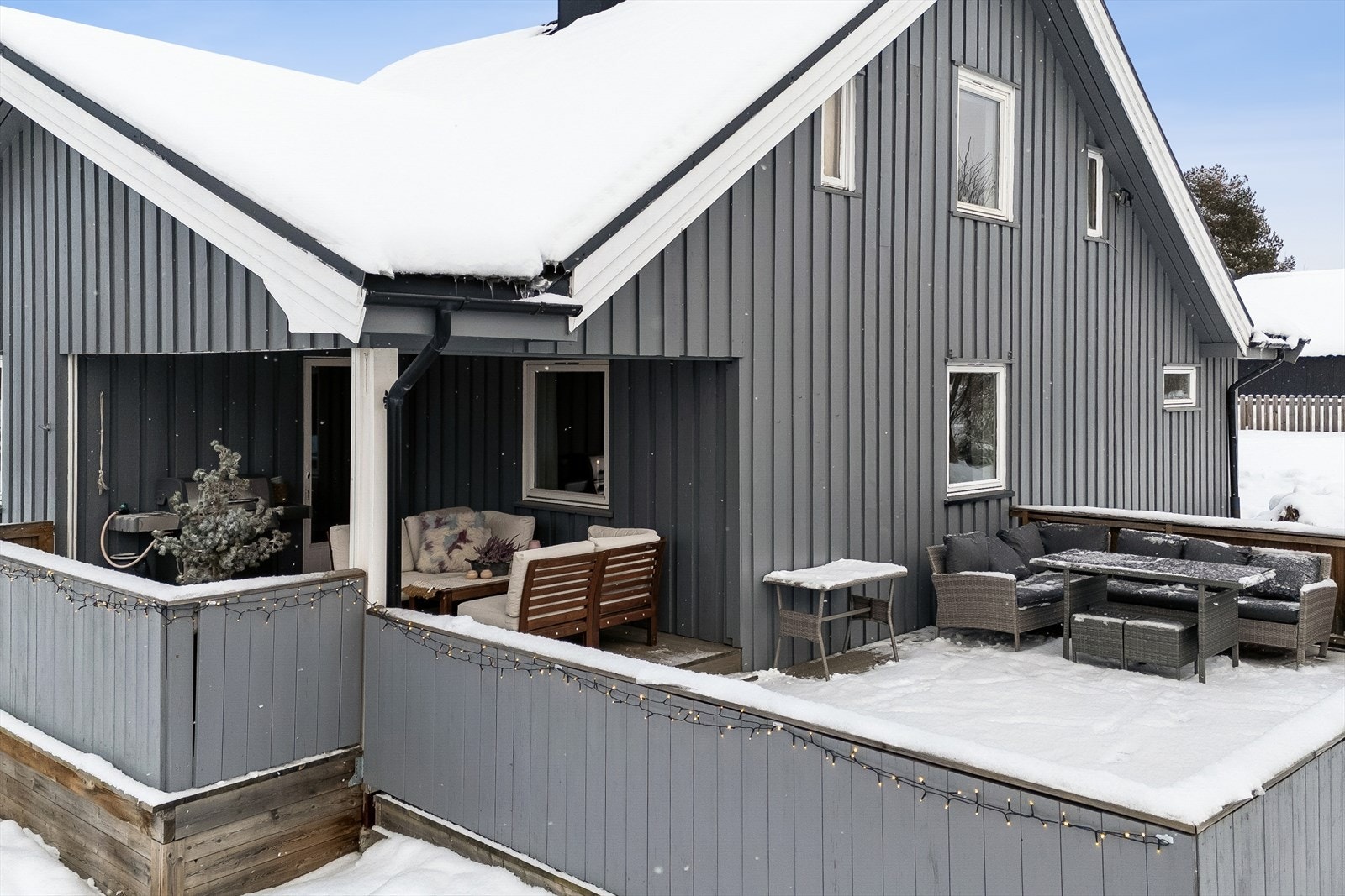 Den nybygde terrassen fra 2022 er på hele 41 m² og gir god plass til flere sittegrupper. Galleribilde