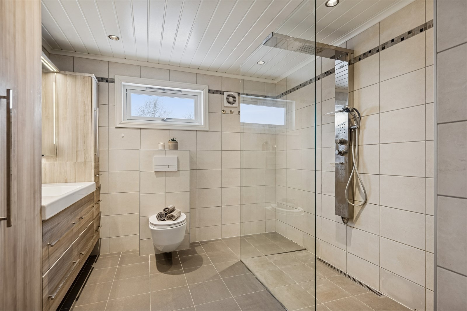 Badet i første etasje ble pusset opp i 2021 med flislagte vegger og gulv med elektriske varmekabler. Galleribilde