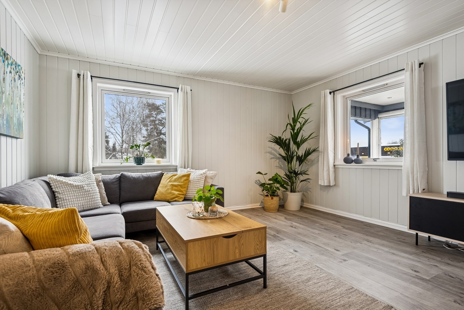 Stuen i første etasje er et lyst og innbydende rom, med gulv og vegger pusset opp i 2019 og 2021. Galleribilde