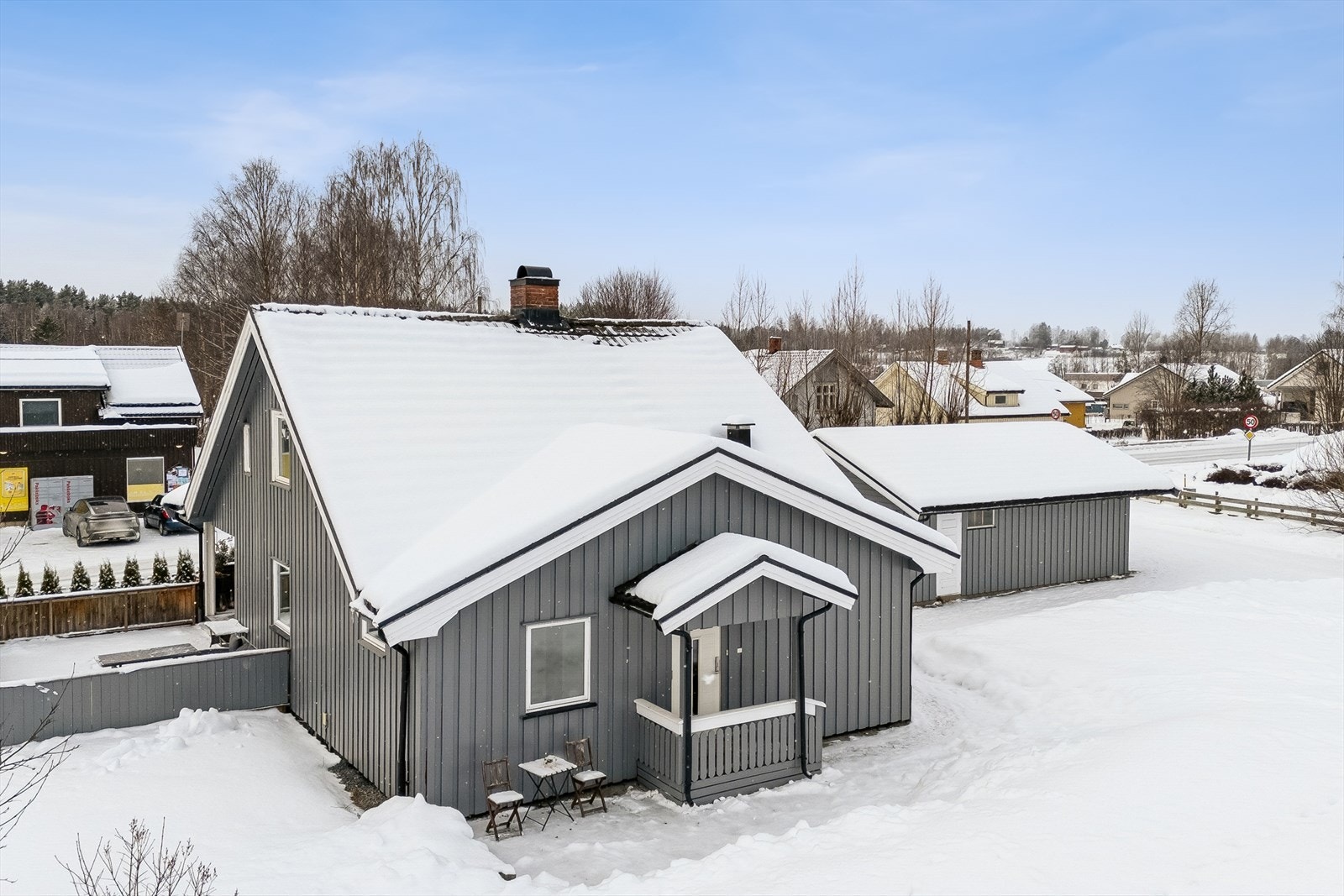 Eiendommen er innhegnet og ligger i et flatt/svakt skrånende terreng, opparbeidet med plen og beplantning. Galleribilde