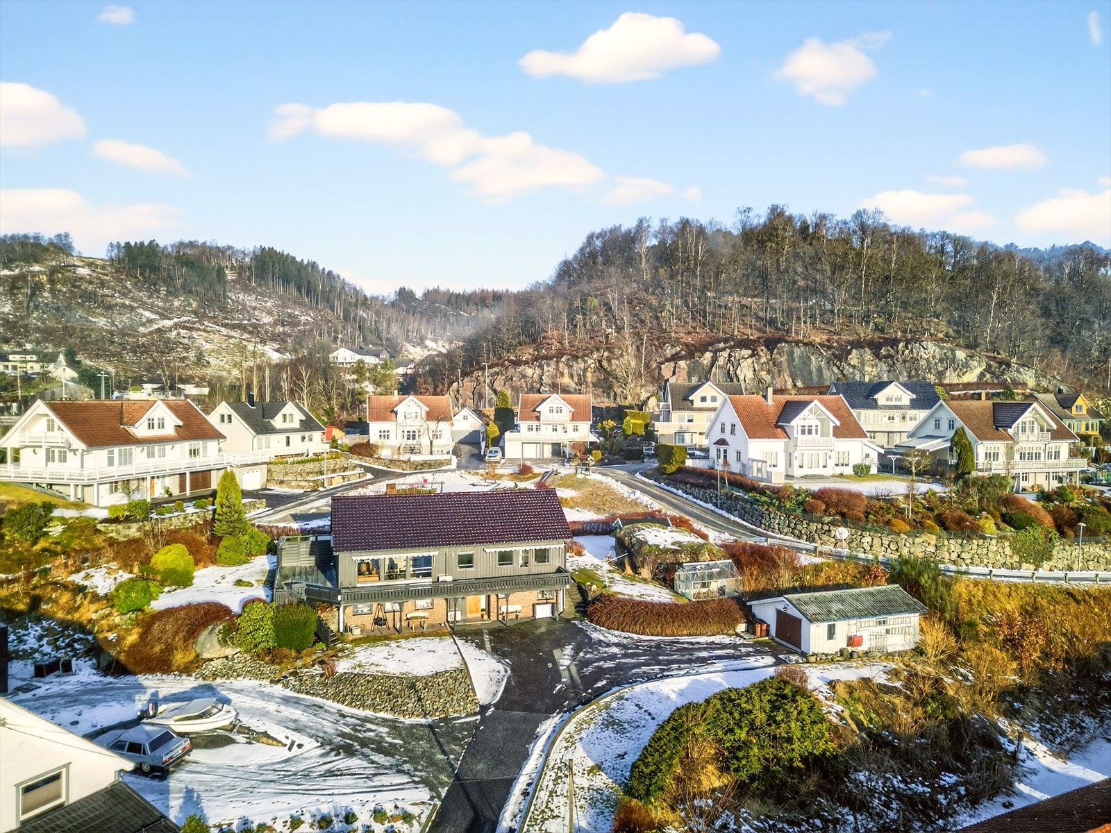 Velpleide hager og grøntområder rundt boligen skaper et trivelig miljø. Galleribilde