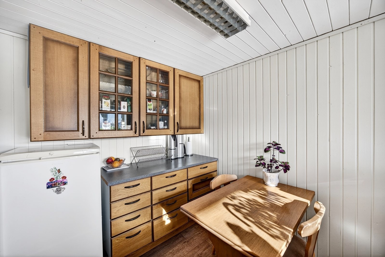 I underetasjen finner du stue, kjøkken, to soverom og et nyere bad med det man trenger av fasiliteter. Det er ikke søkt om bruksendring, og underetasjen er derfor ikke godkjent som egen utleiedel. Galleribilde