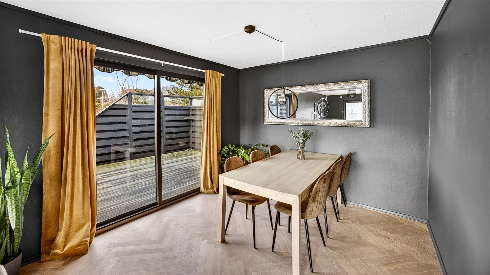 Det er god plass til både sofagruppe og spisestue - perfekt for hyggelige sammenkomster med familie og venner. Galleribilde