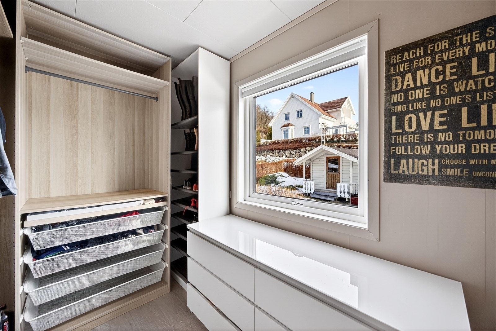 Det andre rommet passer utmerket som barnerom, gjesterom eller hjemmekontor, og brukes i dag som walk-in-garderobe. Galleribilde