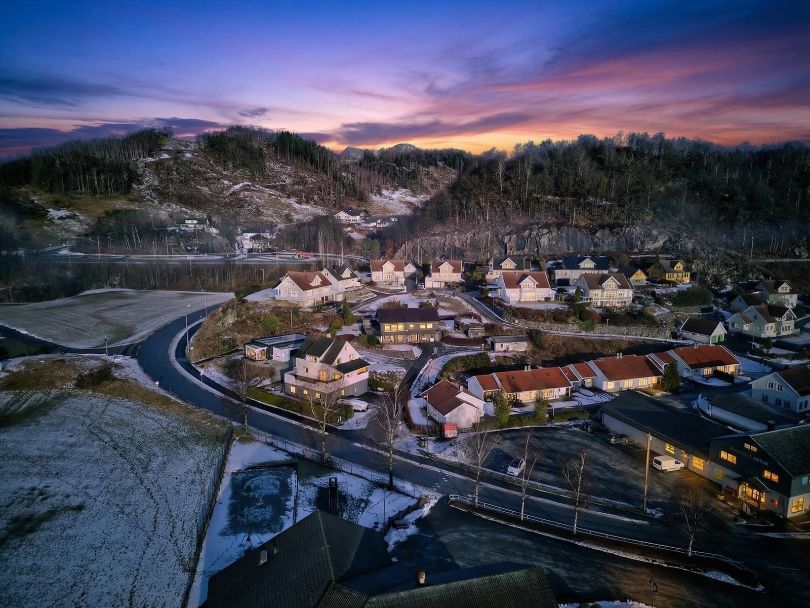 Det er kun ca. 5 minutters gange til Bjerkreim skule og ca. 10 minutters gange til Røysekatten barnehage. Galleribilde