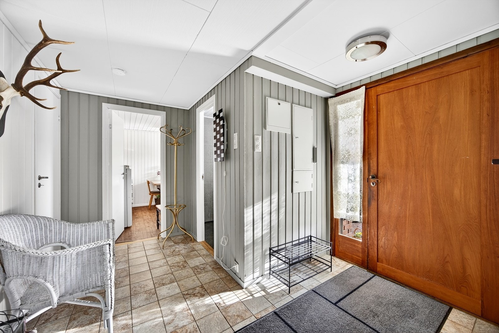 Underetasjen byr på en lys og innbydende entré. Galleribilde