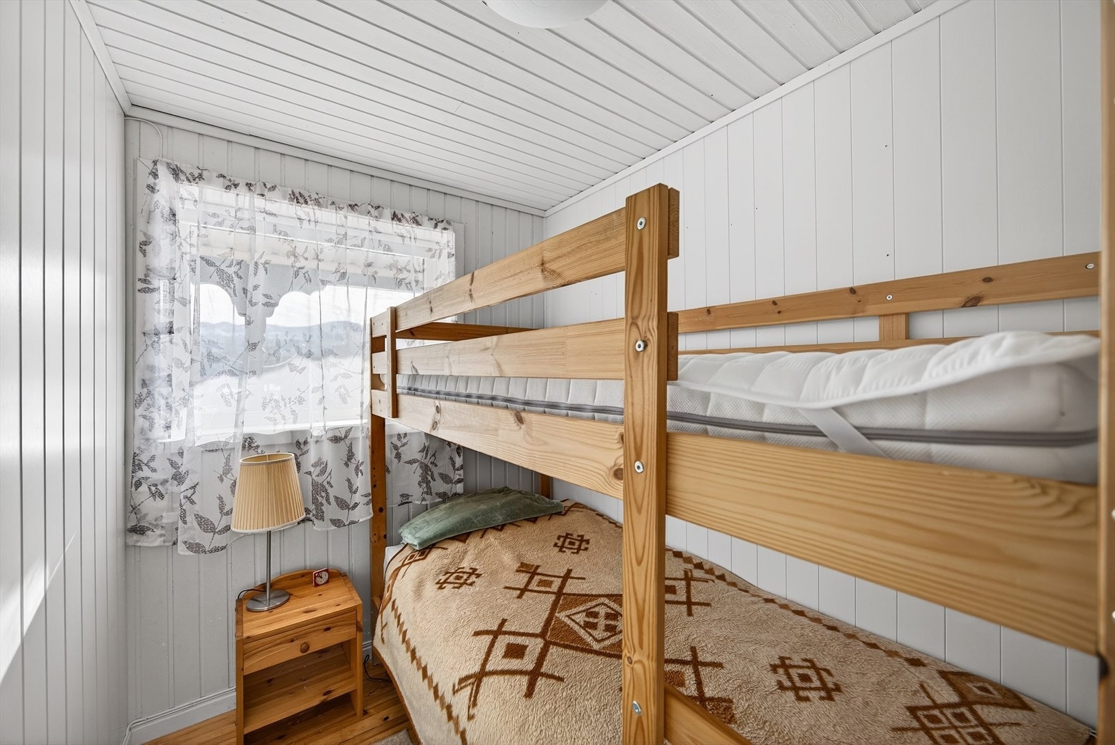 I dag brukes to av rommene i underetasjen som soverom. (ikke godkjent) Galleribilde