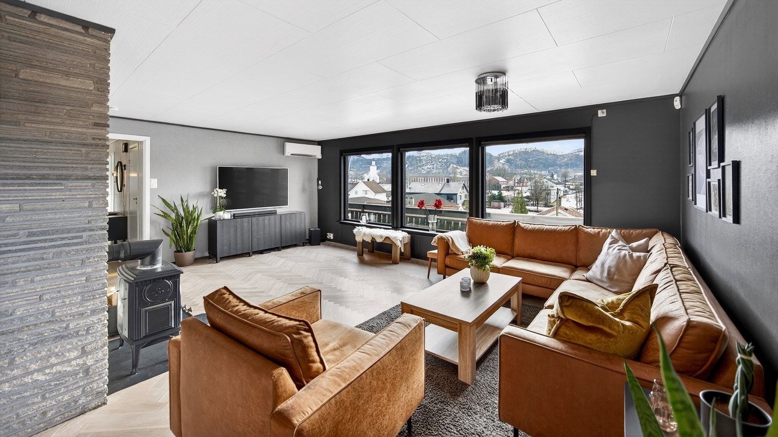 Velkommen til en innholdsrik og sjarmerende enebolig med sentral og attraktiv beliggenhet på Bjerkreim! Galleribilde