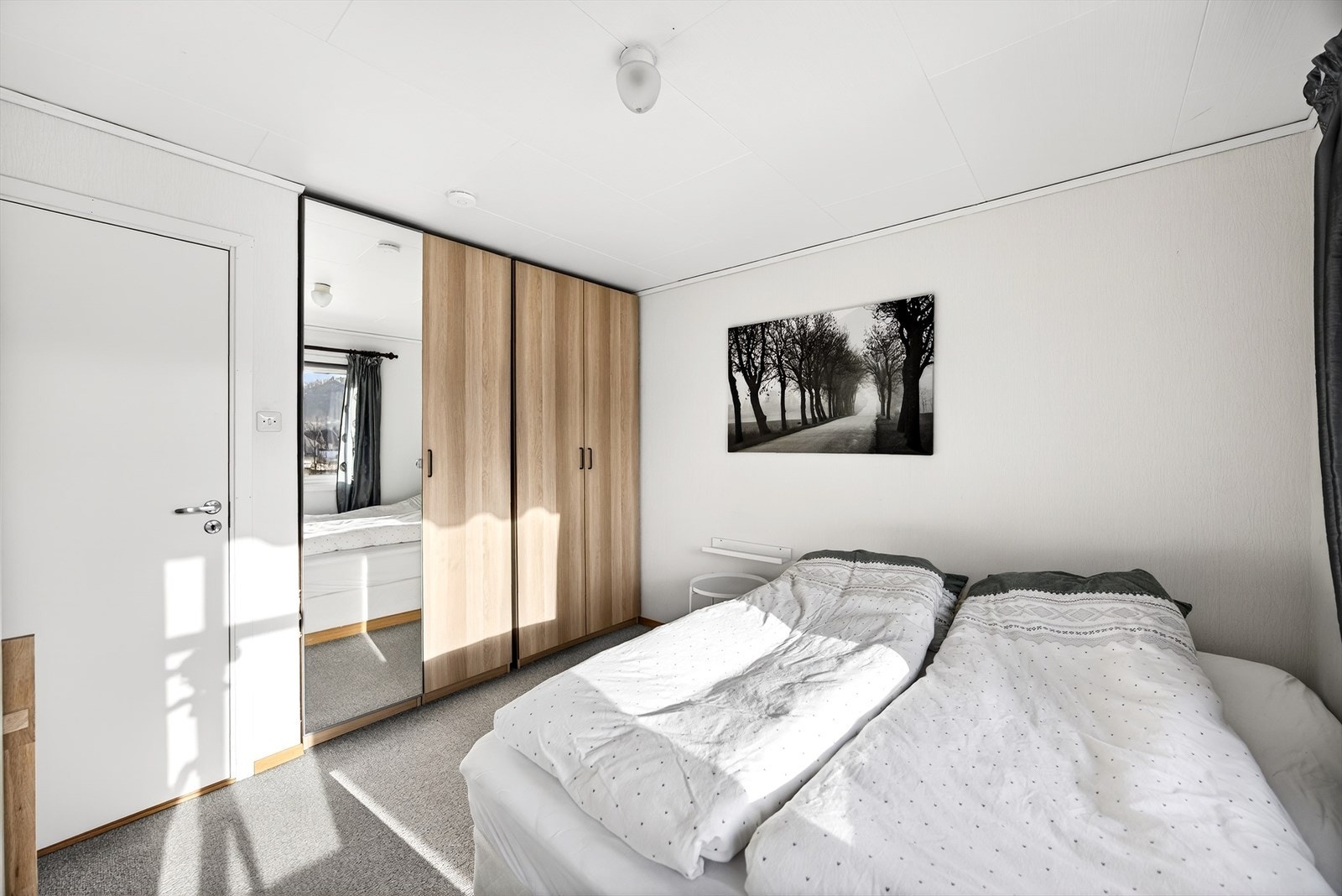 Hovedsoverommet har god plass til dobbeltseng, nattbord og ønsket garderobeløsning. Galleribilde