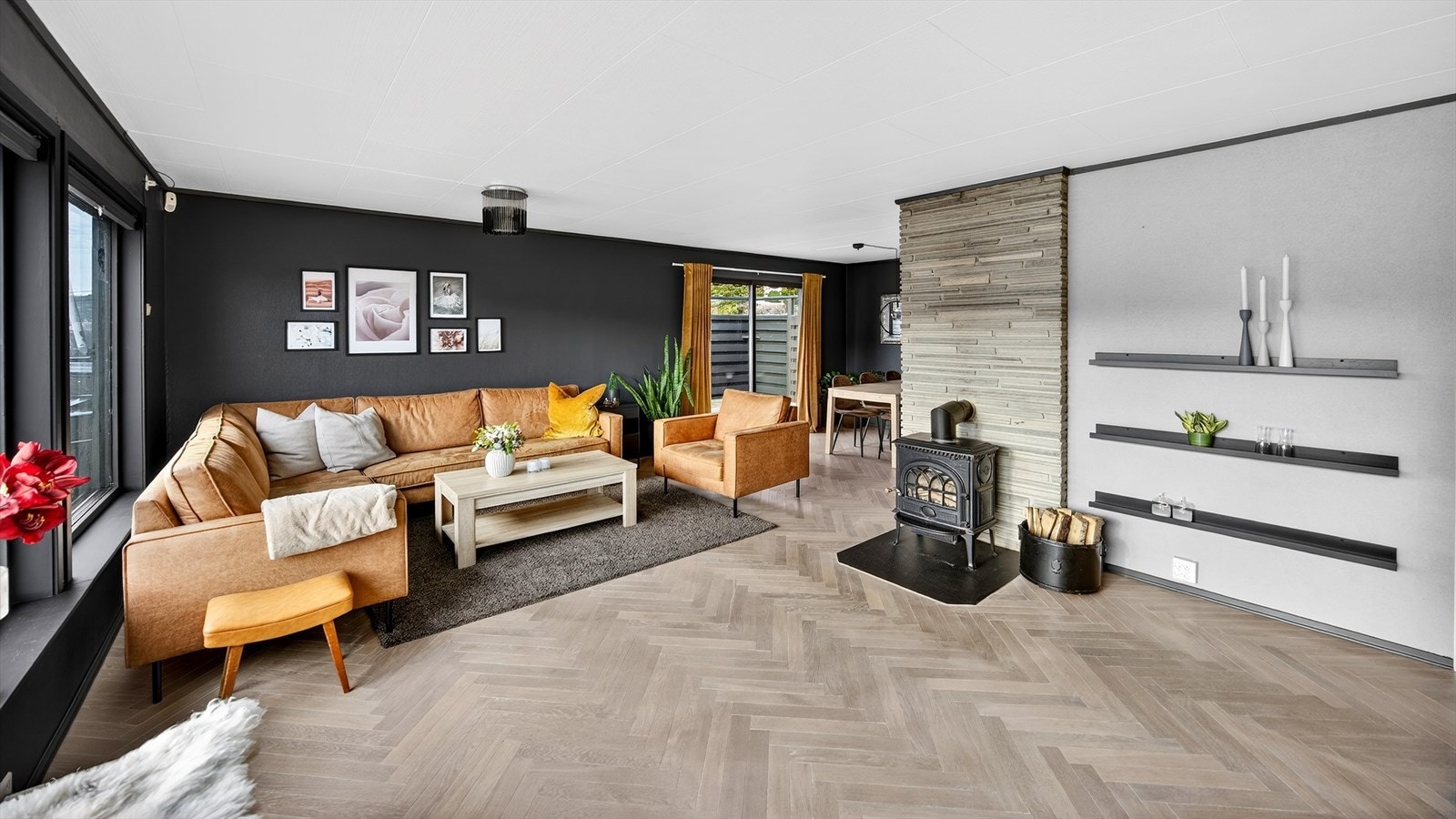 Stuen er romslig og luftig med store vindusflater som slipper inn rikelig med naturlig lys. Galleribilde