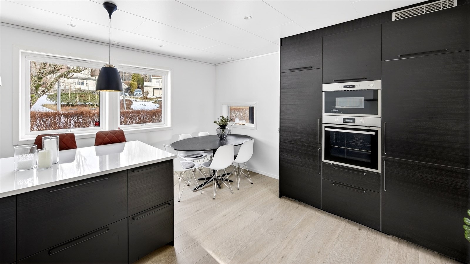 Kjøkkenets størrelse gjør det til et naturlig samlingspunkt i boligen. Galleribilde