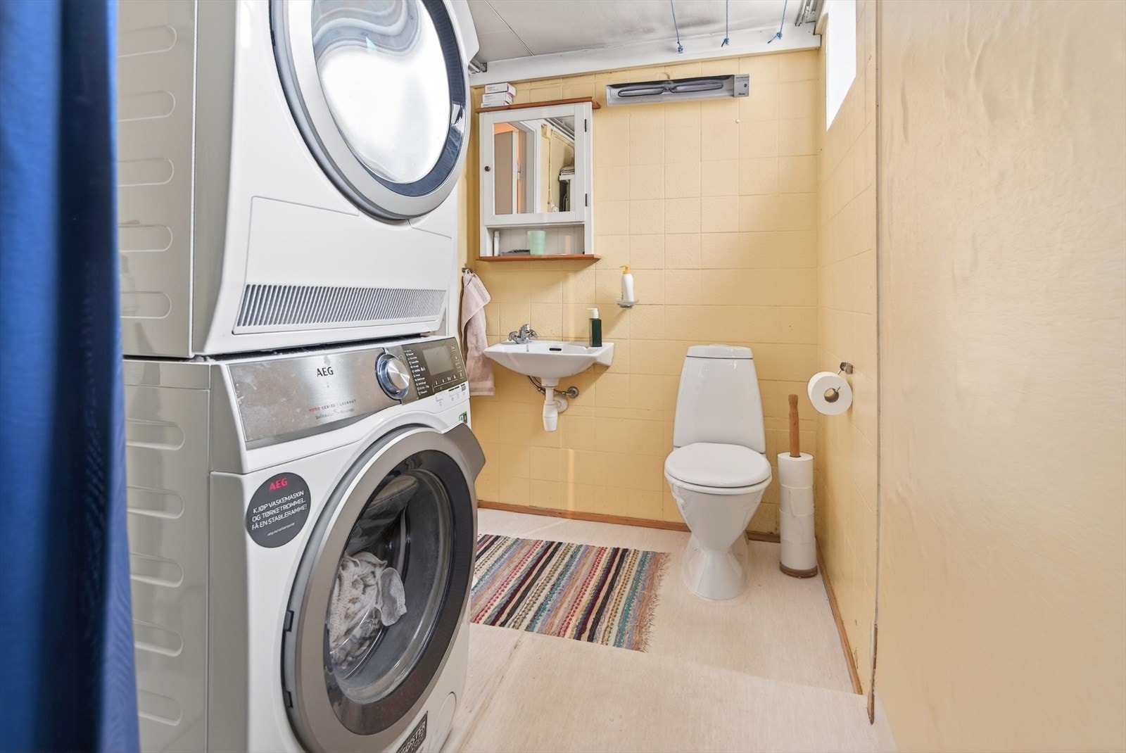 Eldre bad/vaskerom med wc og dusj Galleribilde