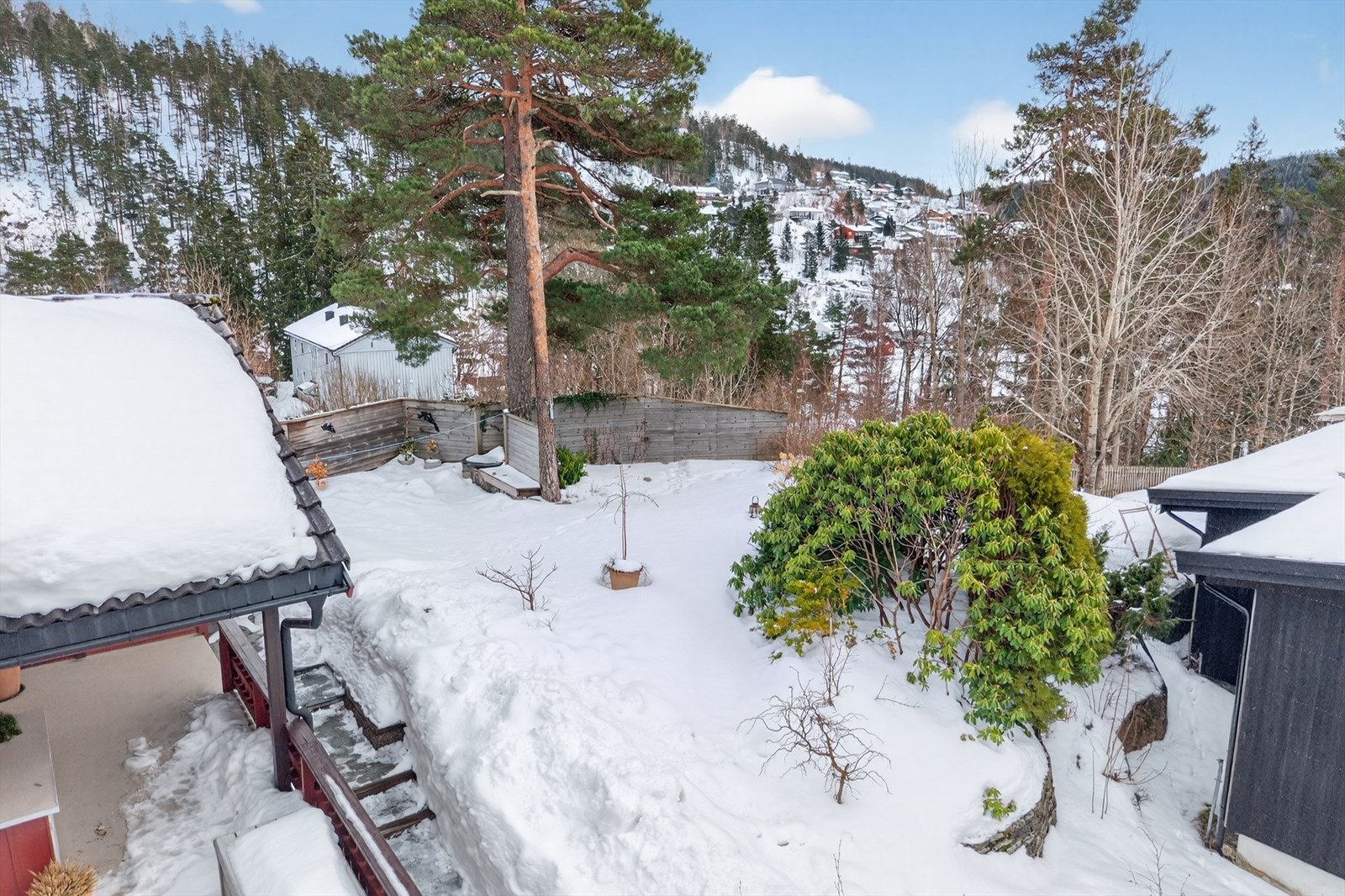 Sydvendt uteplass i bakhage Galleribilde