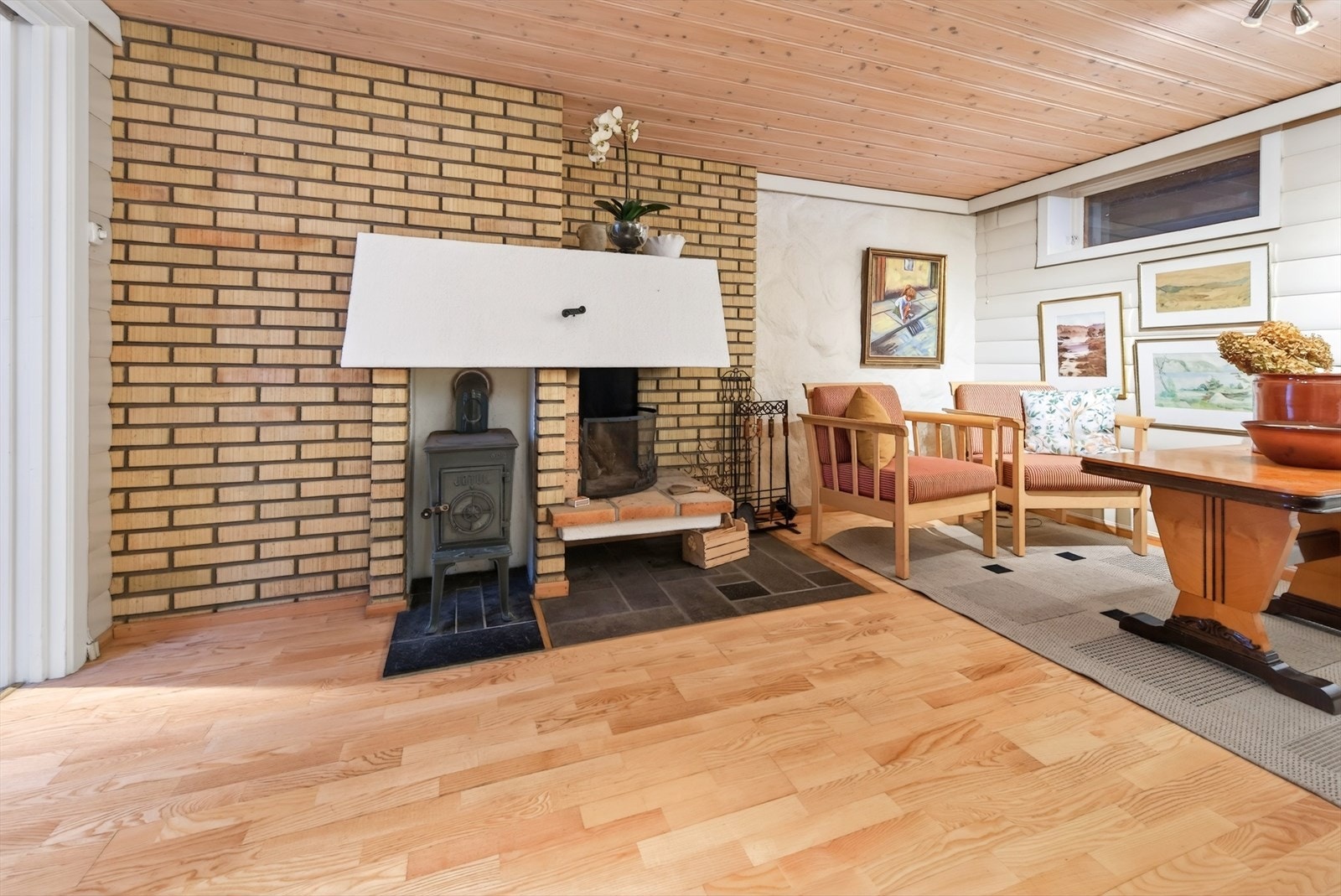 Disponibelt kjellerrom innredet som kjellerstue (ikke godkjent) Galleribilde