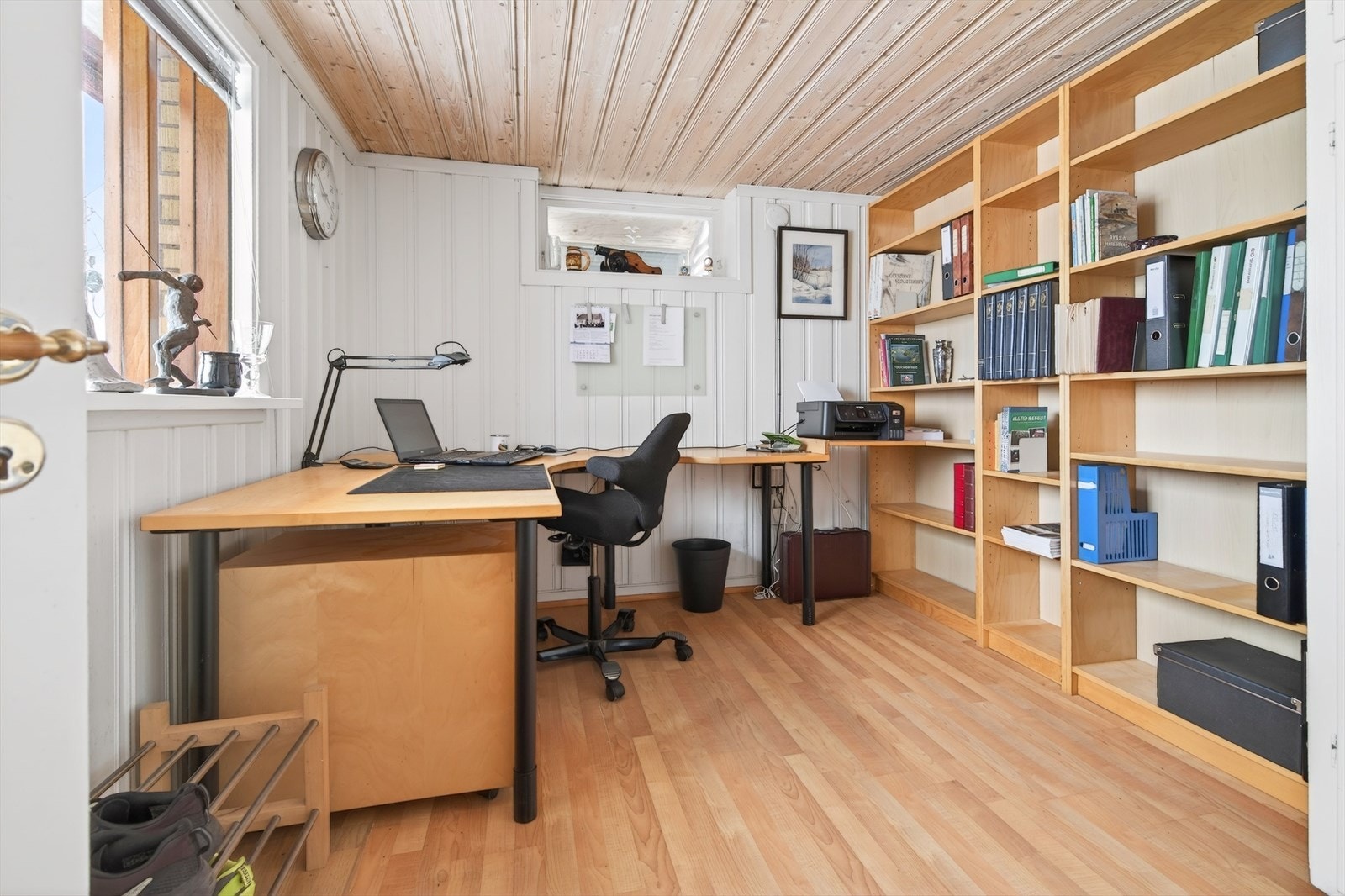 Innredet kontor med parkett, malt panel og plassbygd garderobe (ikke søkt bruksendret/godkjent) Galleribilde