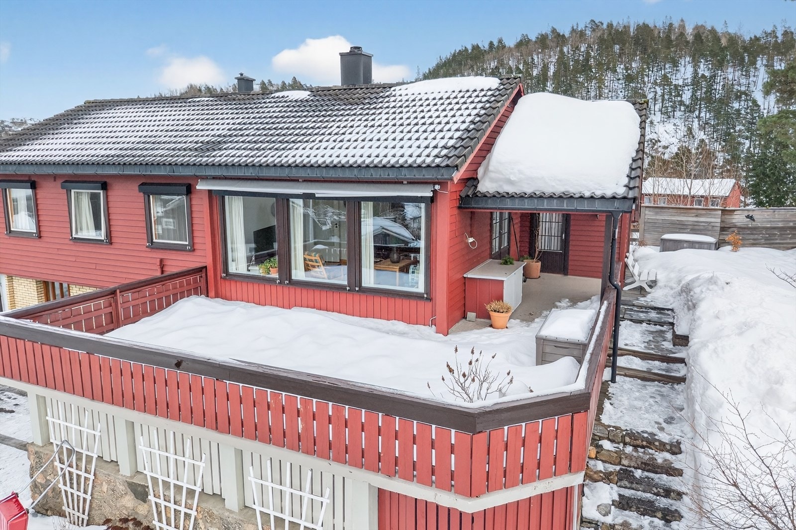 Utvendige markiser på alle vestvendte vinduer Galleribilde