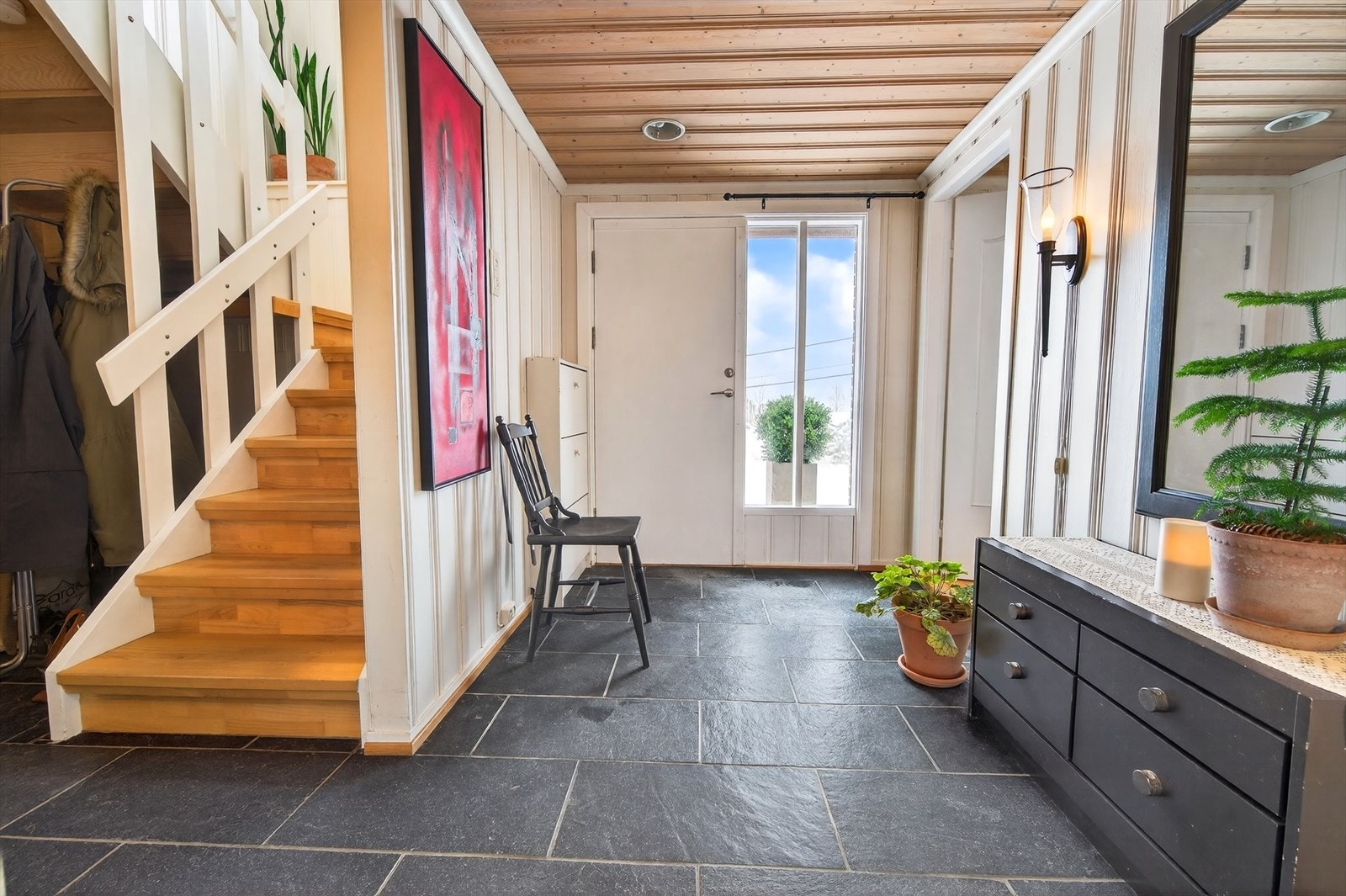 Entré/hall med skiferfliser og varmepumpe i trappeoppgang Galleribilde