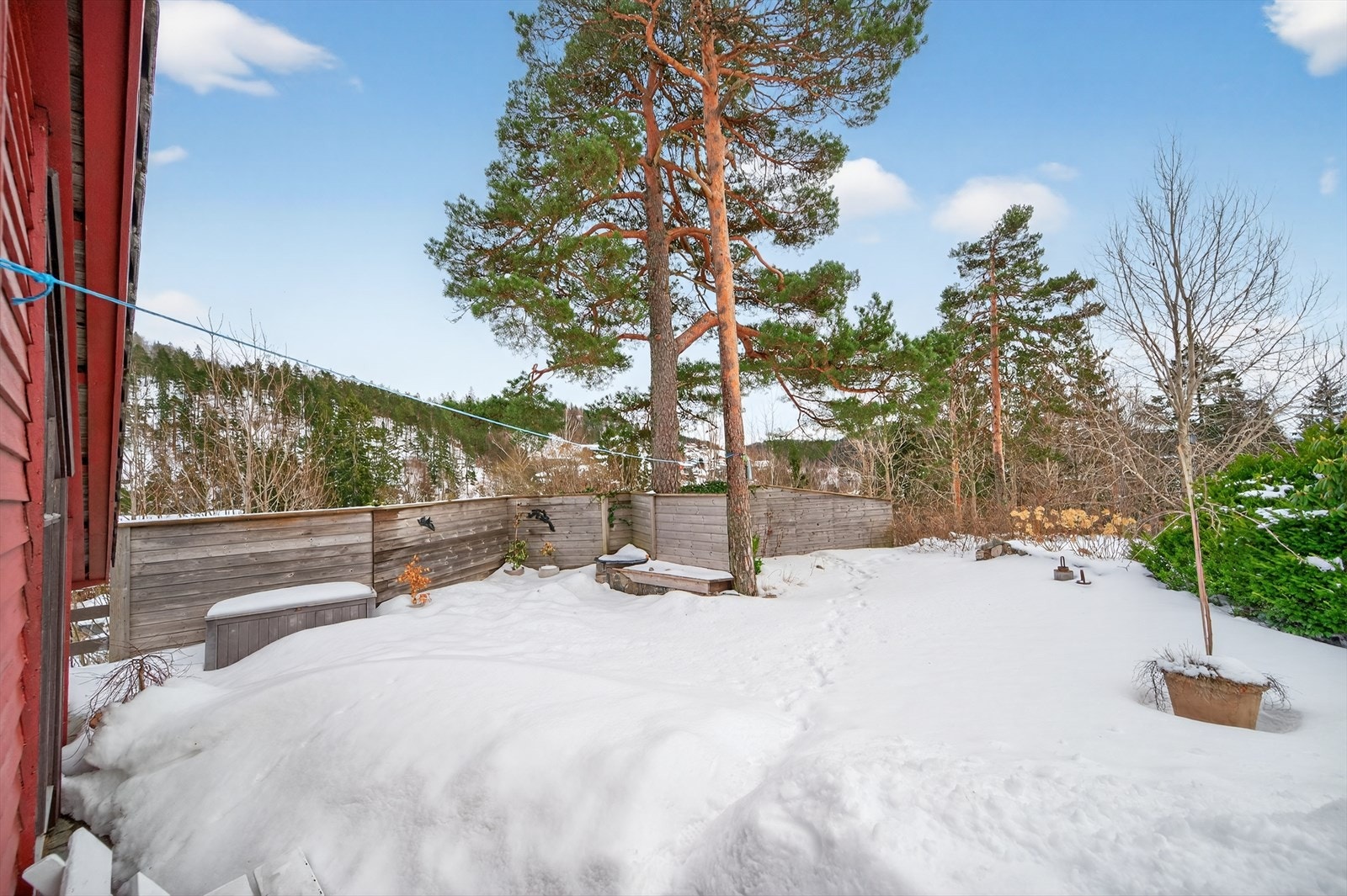Belegningsstein, skjermende levegger og etablert beplantning Galleribilde