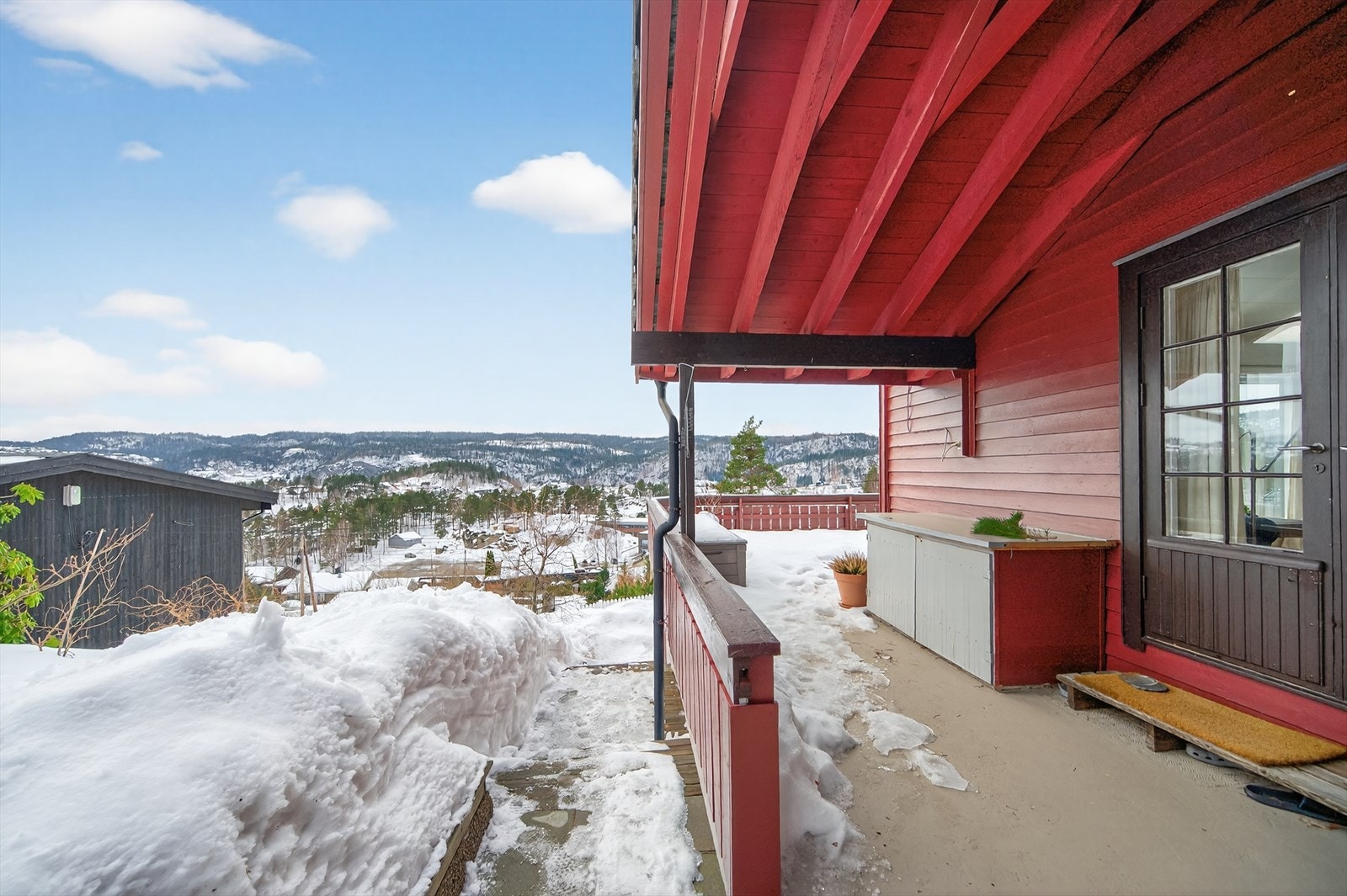 Stor terrasse utenfor stuen Galleribilde