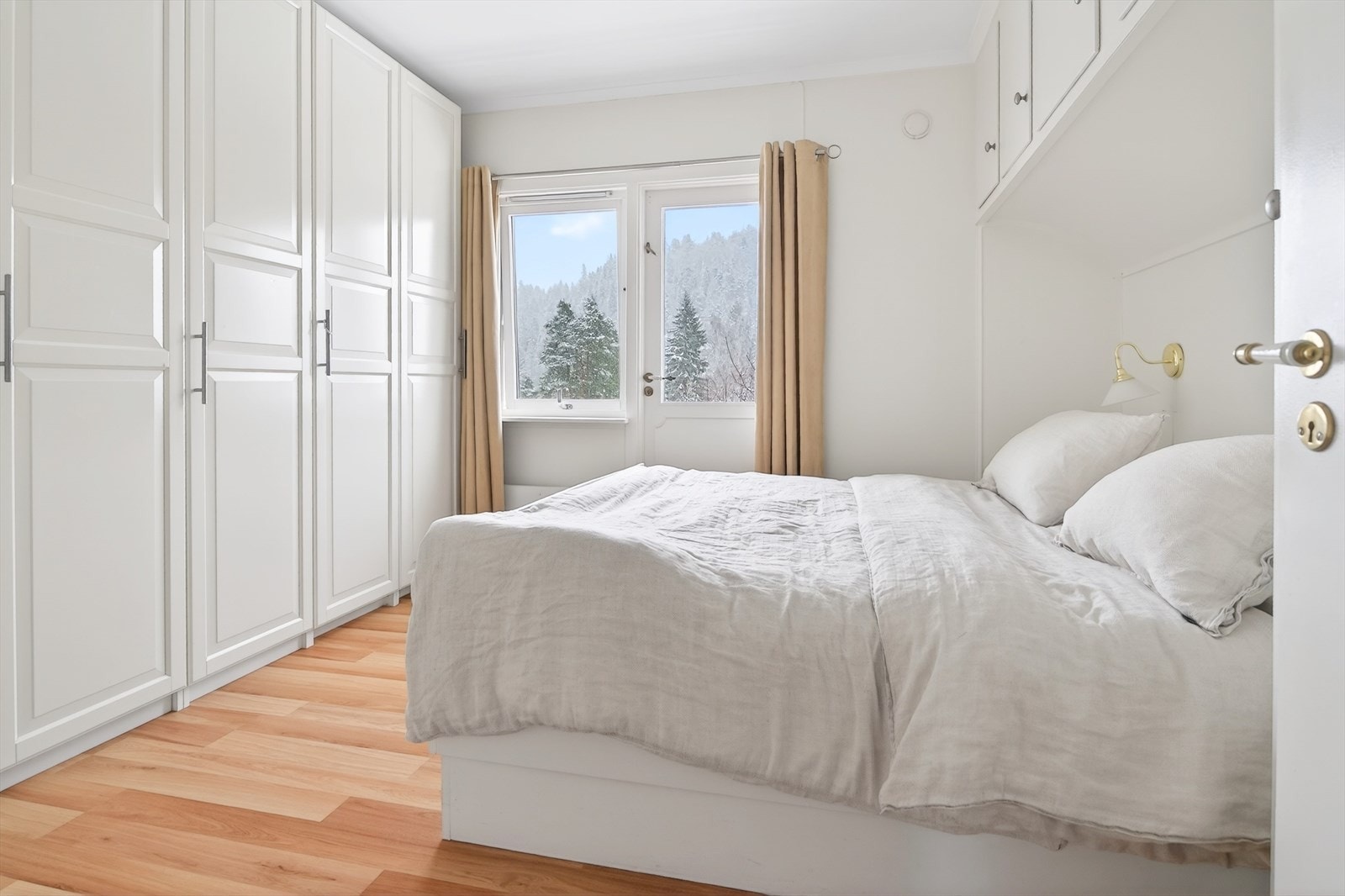 Hovedsoverom med rikelig garderobeplass og utgang til østvendt lufteveranda Galleribilde