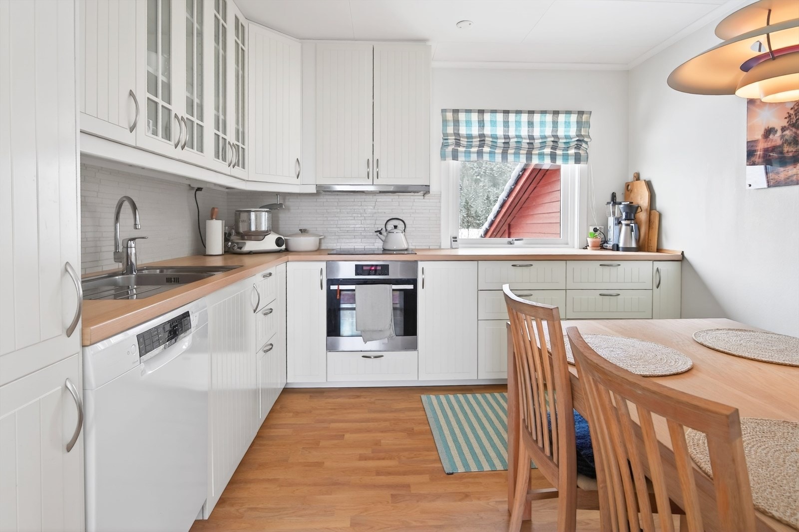 Pent kjøkken med spiseplass - oppgradert i år 2000 Galleribilde