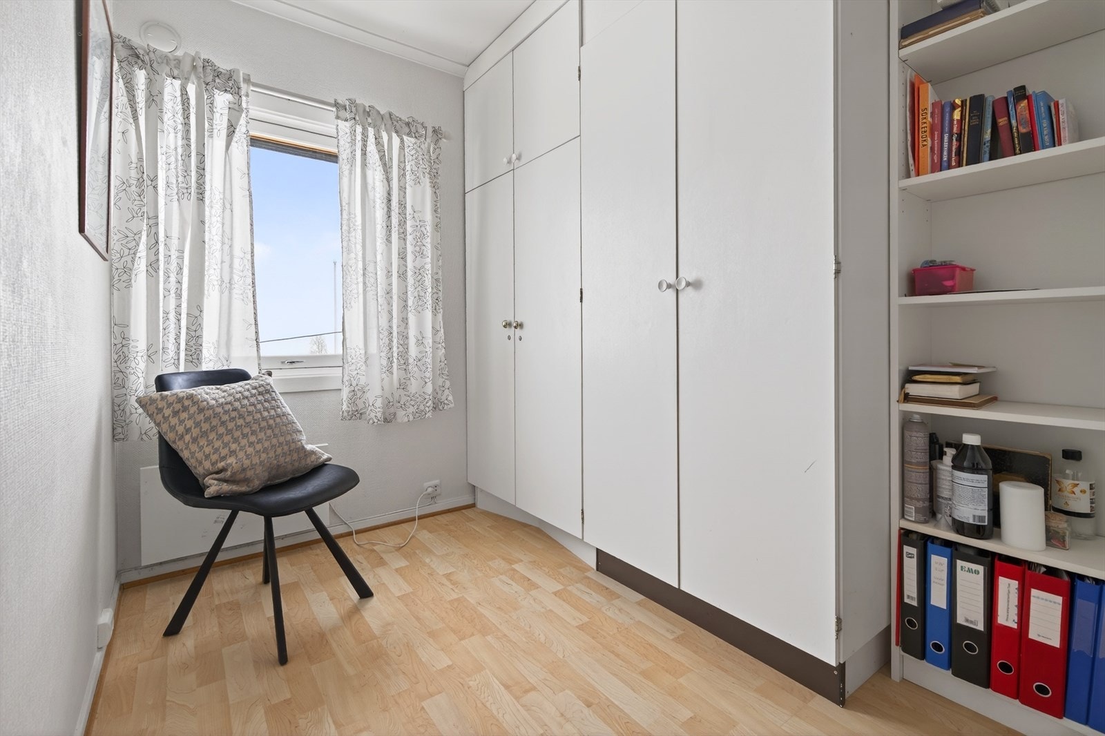 Soverom 3 med garderobeskap og luke til bortsetningsloft Galleribilde