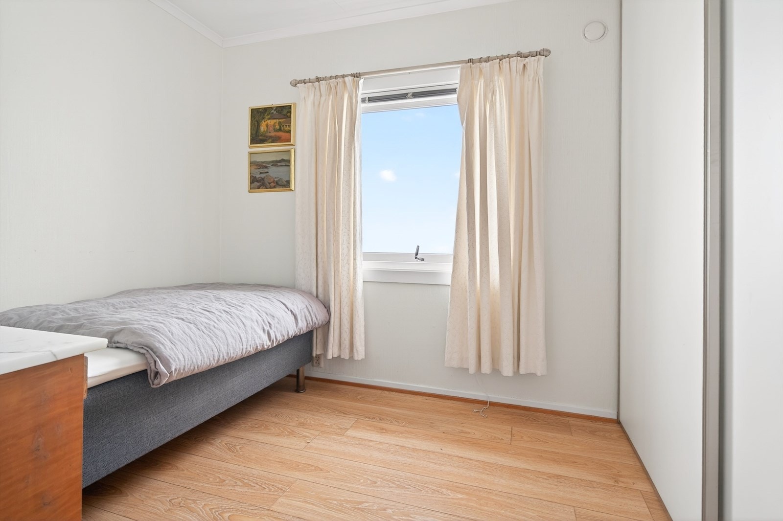 Soverom 2 med skyvedørsgarderobe Galleribilde