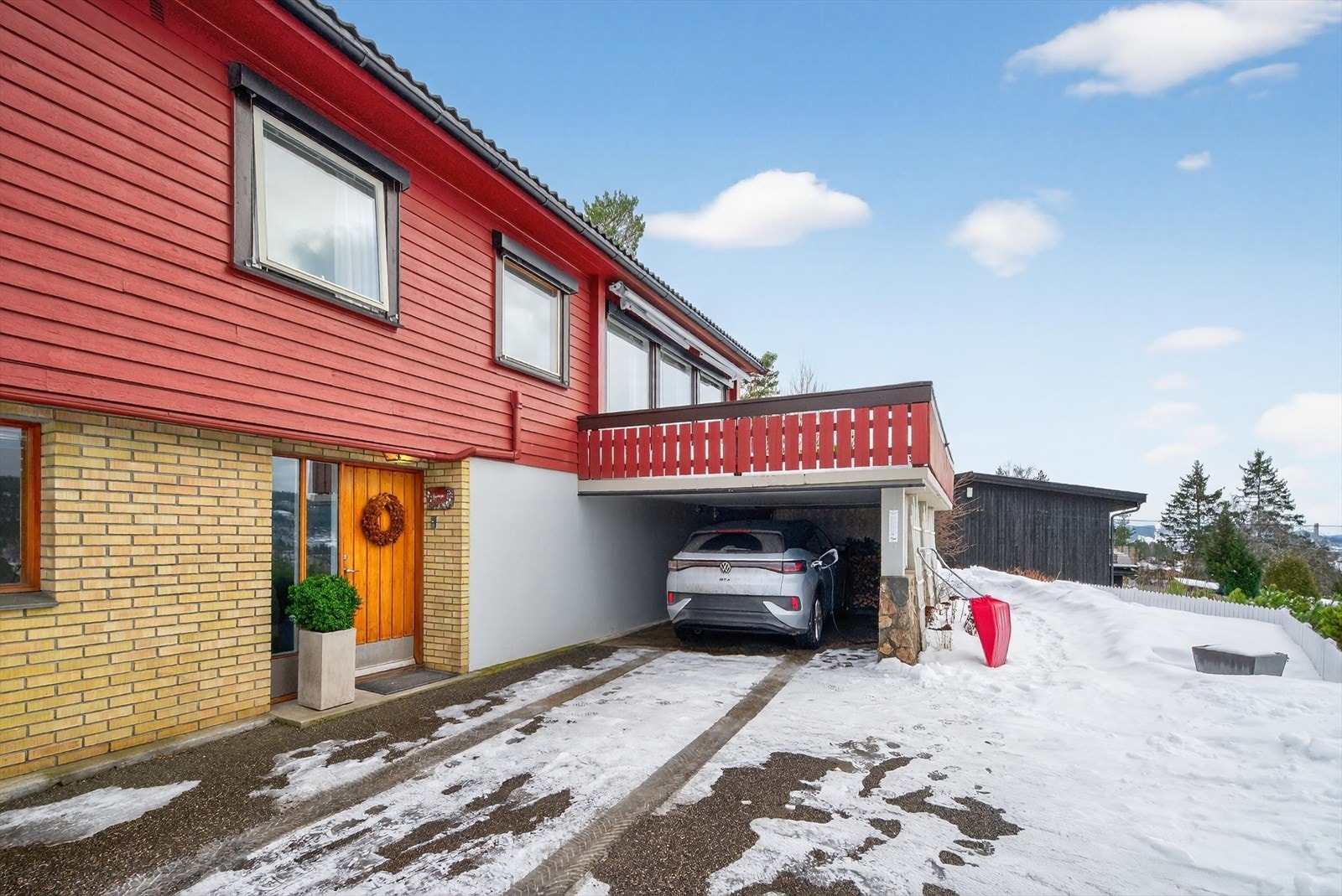 Parkering i carport med lader Galleribilde