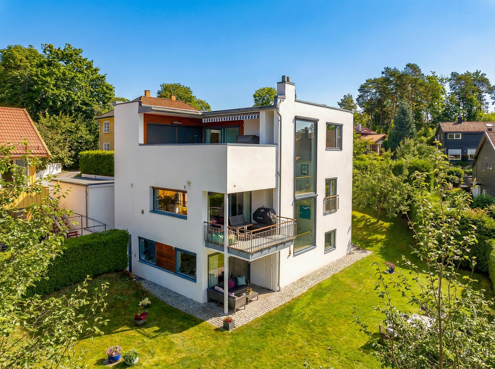 Velkommen til Adventveien 8 D - presentert av Tinholt Eiendomsmegling. (KI-redigert sommerbilde, avvik vil forekomme). Galleribilde