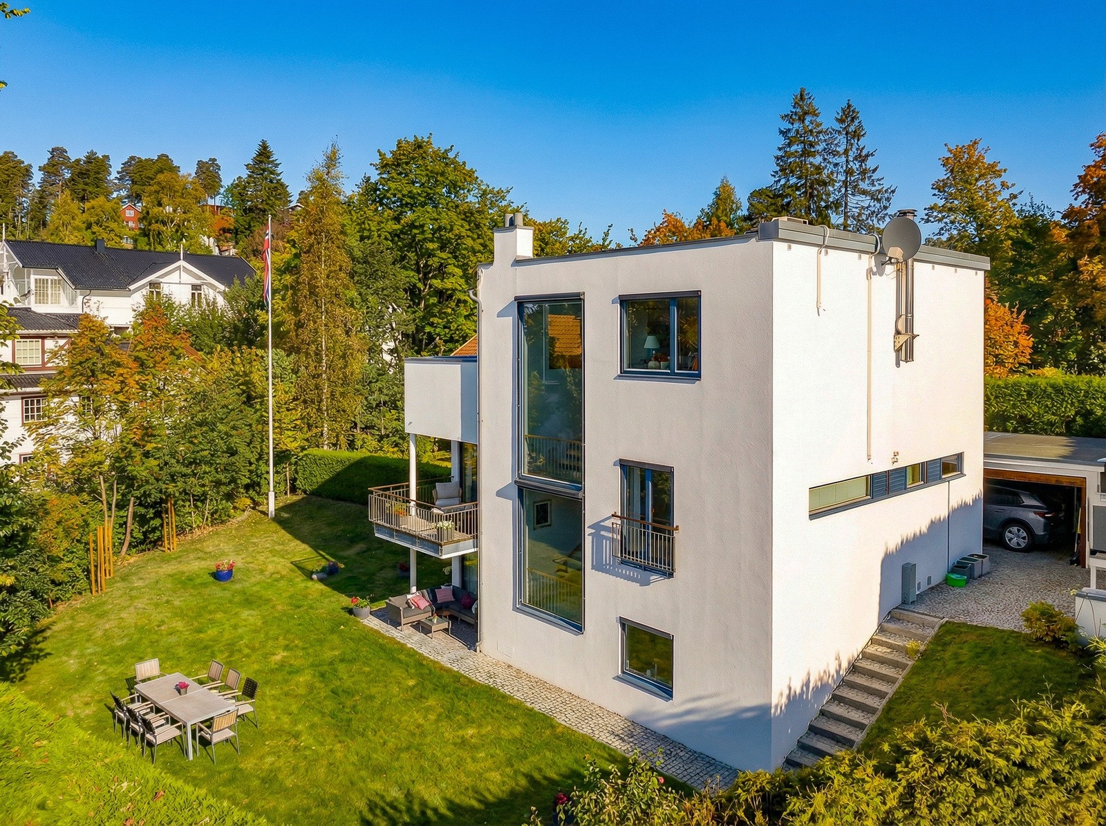 Hagen er pent opparbeidet og har mange gode bruksmuligheter. (KI-redigert sommerbilde, avvik vil forekomme). Galleribilde