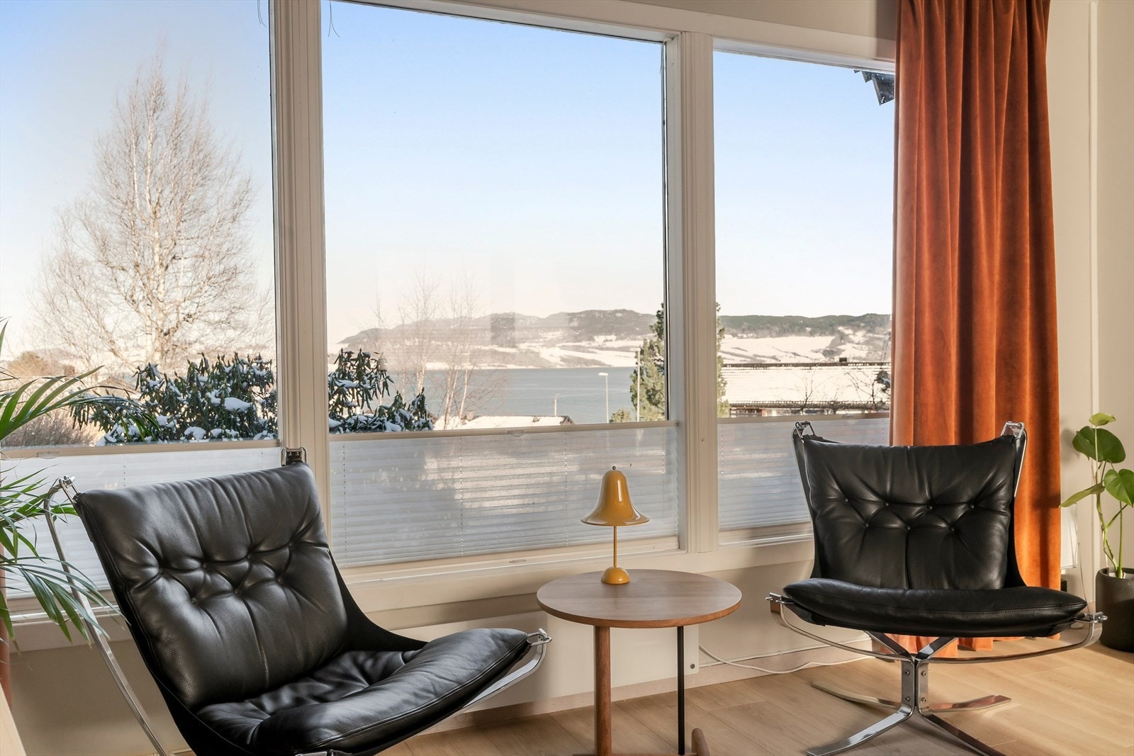 Noen kilometer fra boligen kan du følge den fine strandpromenaden langs fjorden. Galleribilde